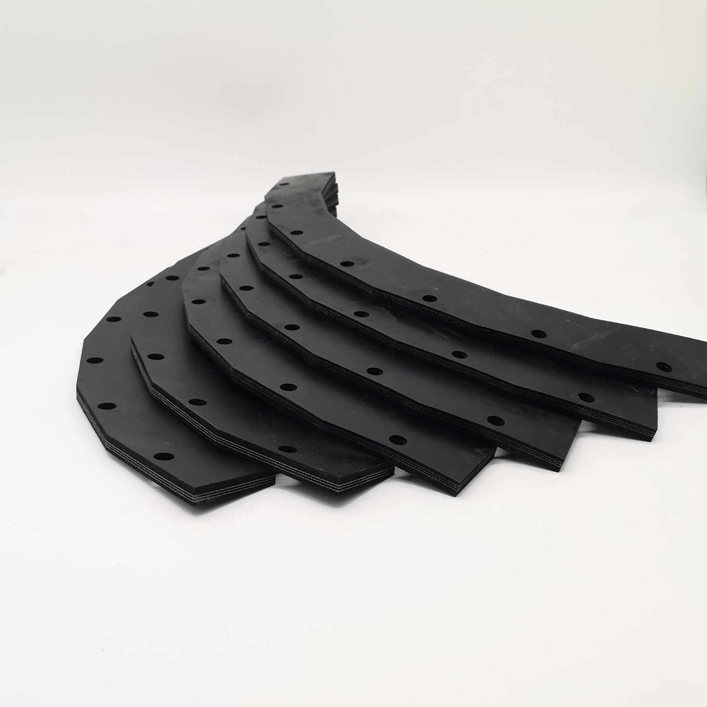 Zuschnitte aus gewebeverstärktem Förderband-Gummi wasserstahl geschnitten Zuschnitte aus gewebeverstärktem Förderband-Gummi wasserstahl geschnitten