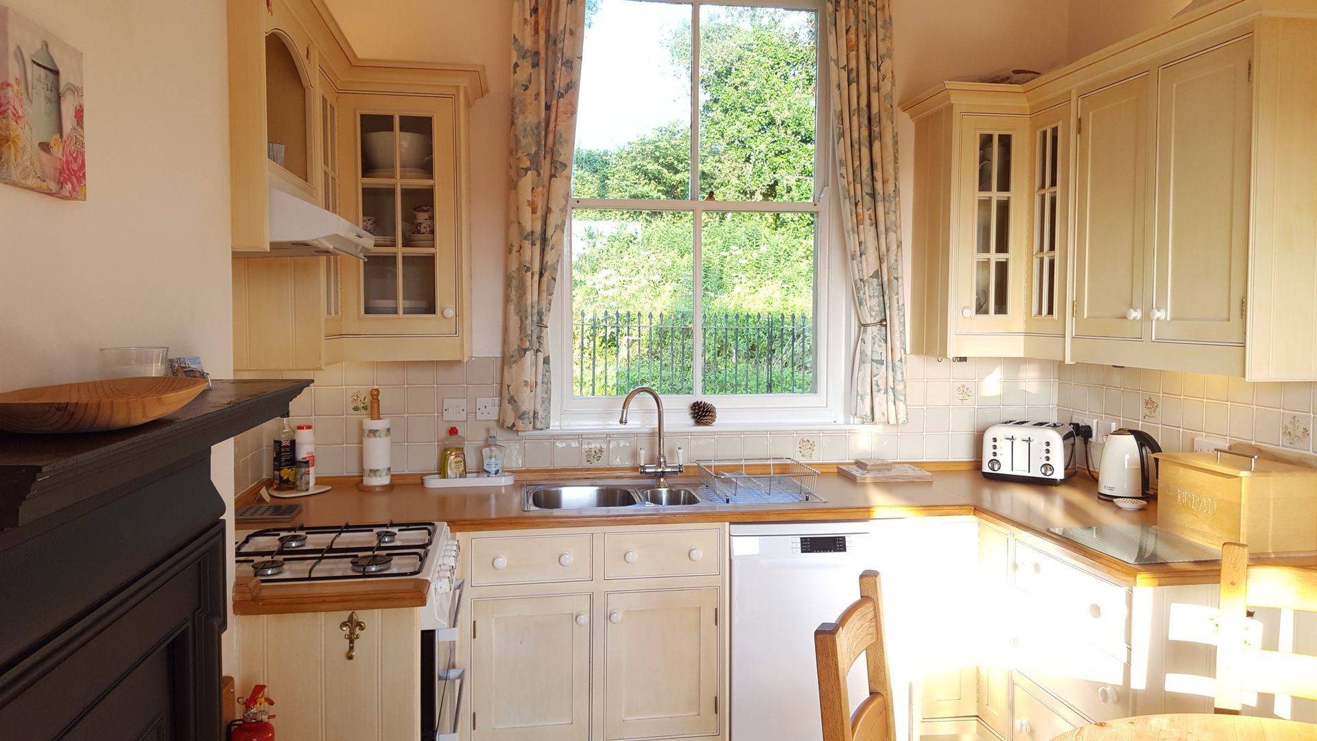 The Smallbone of Devizes fully-fitted country kitchen is in-keeping with the character of the Victorian building