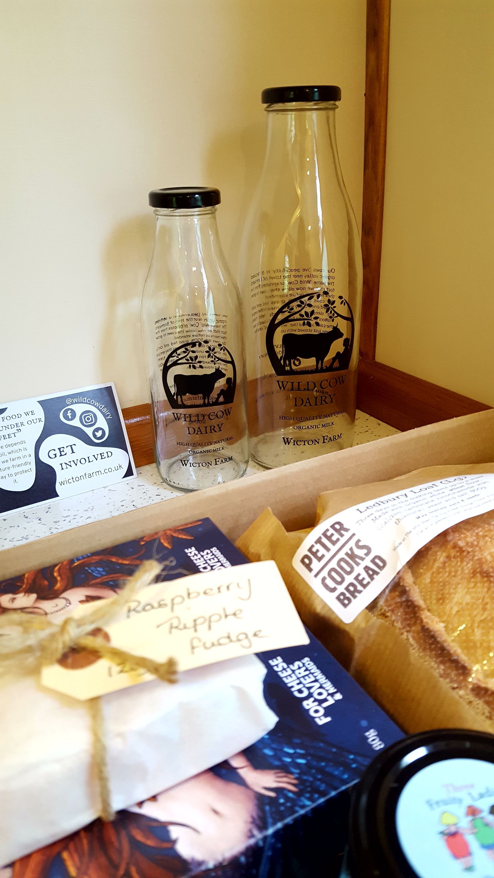 To the station, delivery of hampers with local produce can be arranged. Also, the Wild Cow Dairy sells organic fresh milk, milkshakes, hot coffee and chocolate from a farm vending machine around the corner ( only a 2 minute walk, payments are contactless). We provide a pair of milk bottles at each unit.