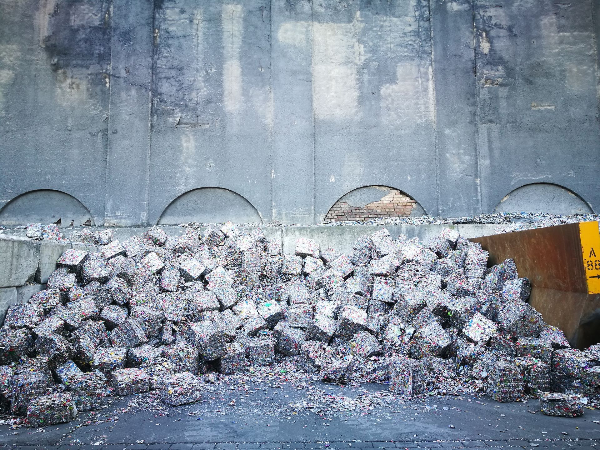 Umweltmanagementsysteme (ISO 14001 / EMAS)
Abfall- und Gefahrstoffmanagement
Rechtskataster und Umweltrechts-Compliance