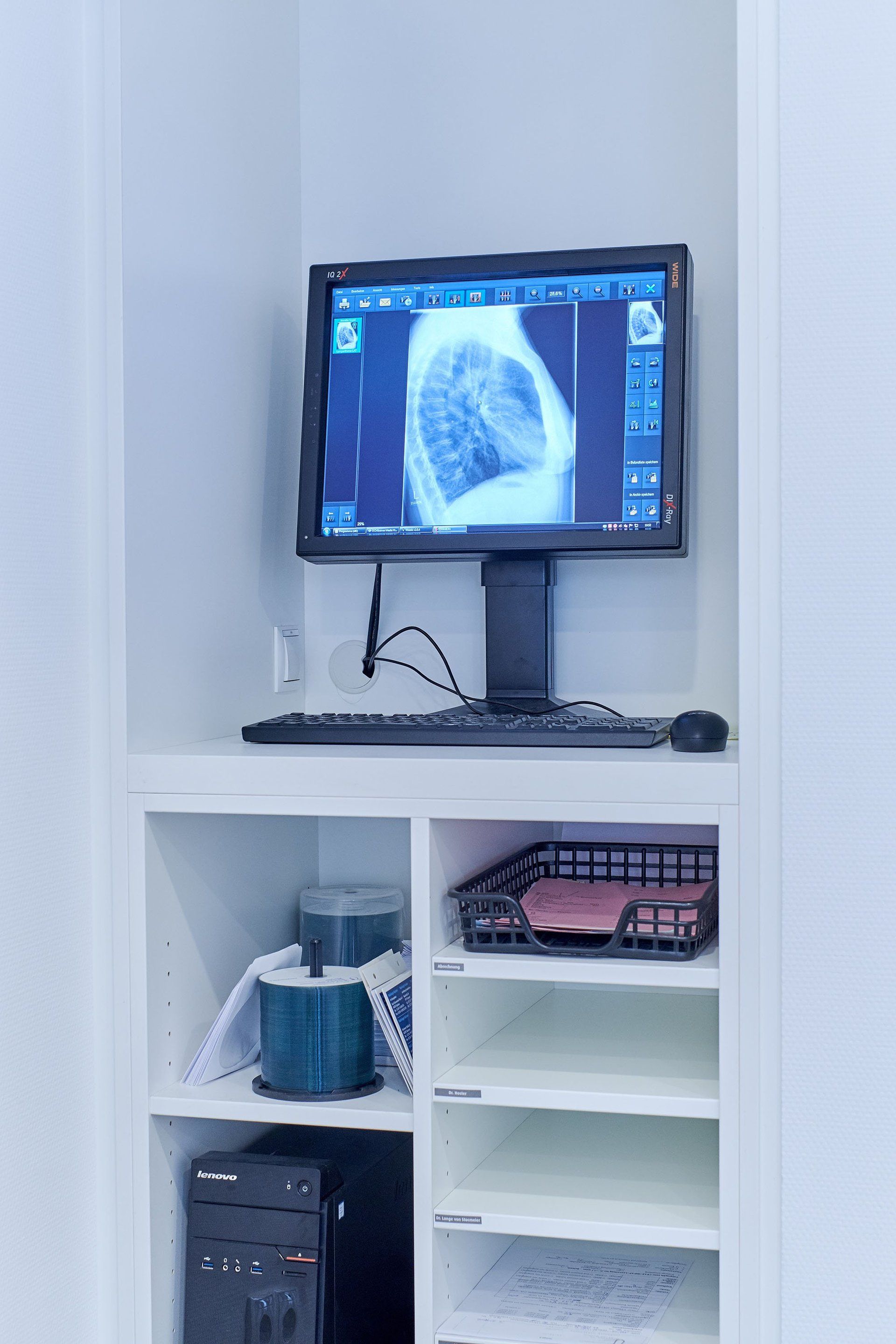 Innenaufnahme Praxis: Röntgenmonitor