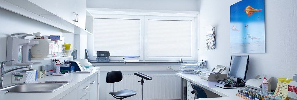 Behandlungsraum mit Stuhl zur Blutabnahme