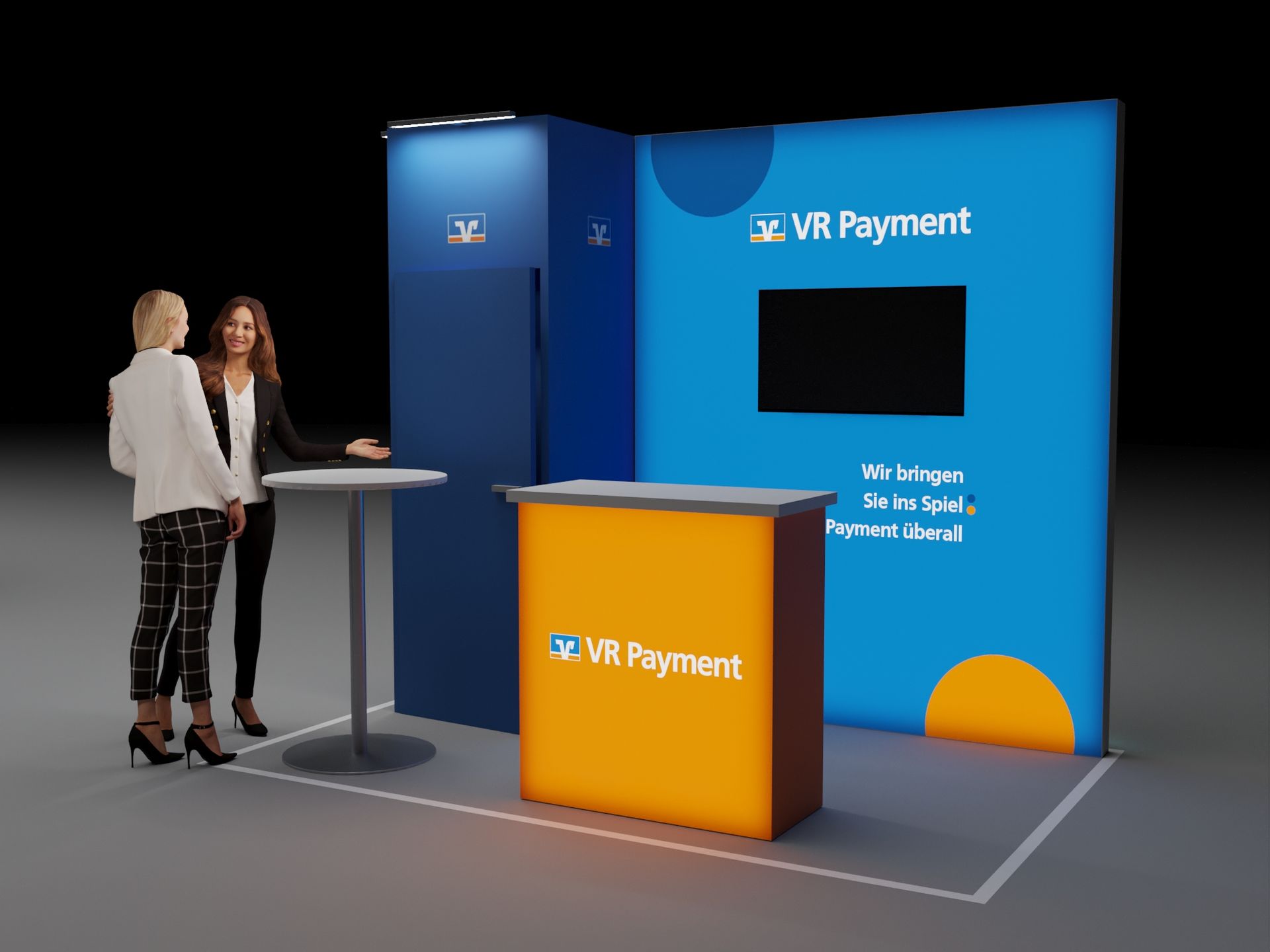 Ein detailliertes 3D-Rendering eines modernen Messestands, ausgestattet mit dynamischer Beleuchtung, die die Vielfalt der ausgestellten Produkte und Technologien hervorhebt. Der Stand ist geprägt von einer offenen Gestaltung, die Besucher einlädt, sich zu bewegen und zu interagieren. Auffällige Markenlogos und Slogans sind strategisch platziert, um Markenbewusstsein zu fördern.