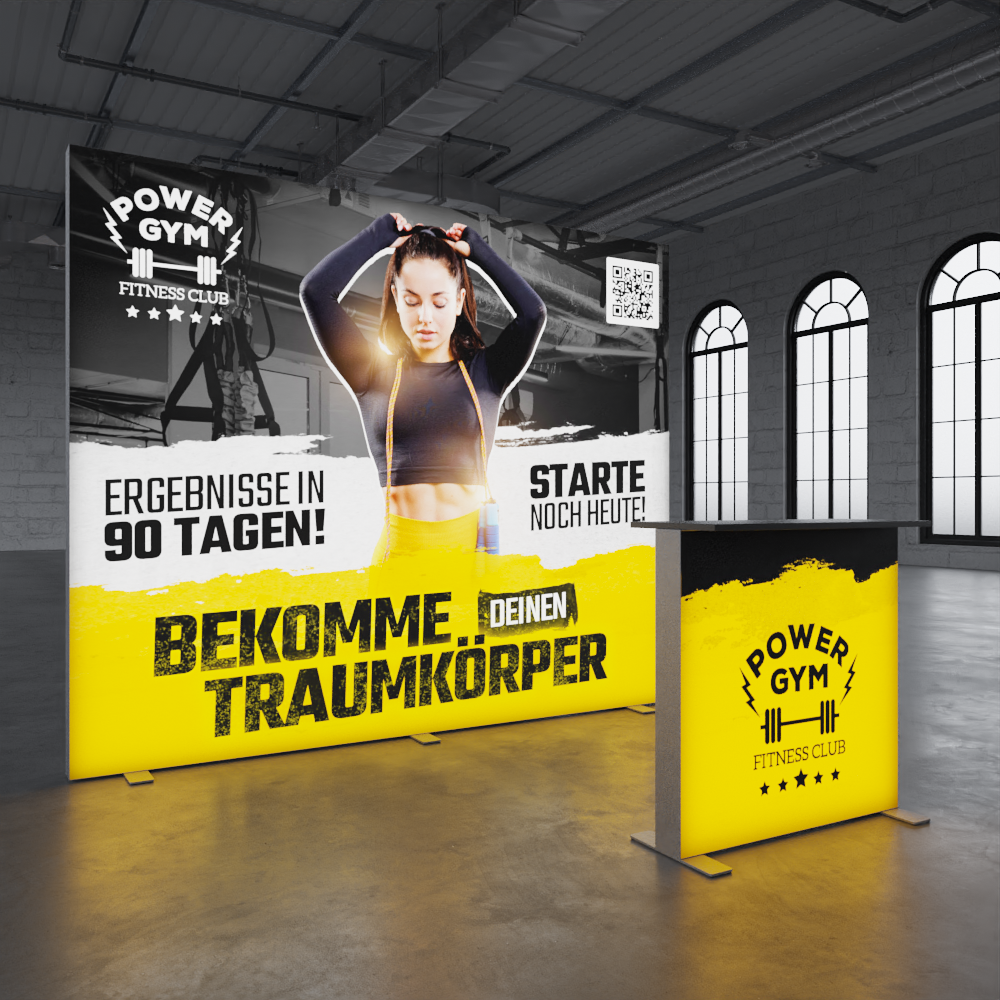 Ein detailliertes 3D-Rendering eines modernen Messestands, ausgestattet mit dynamischer Beleuchtung, die die Vielfalt der ausgestellten Produkte und Technologien hervorhebt. Der Stand ist geprägt von einer offenen Gestaltung, die Besucher einlädt, sich zu bewegen und zu interagieren. Auffällige Markenlogos und Slogans sind strategisch platziert, um Markenbewusstsein zu fördern.
