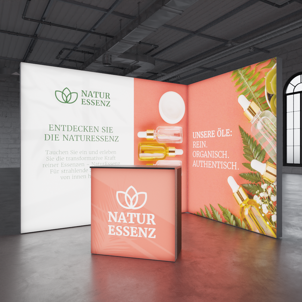 Ein detailliertes 3D-Rendering eines modernen Messestands, ausgestattet mit dynamischer Beleuchtung, die die Vielfalt der ausgestellten Produkte und Technologien hervorhebt. Der Stand ist geprägt von einer offenen Gestaltung, die Besucher einlädt, sich zu bewegen und zu interagieren. Auffällige Markenlogos und Slogans sind strategisch platziert, um Markenbewusstsein zu fördern.