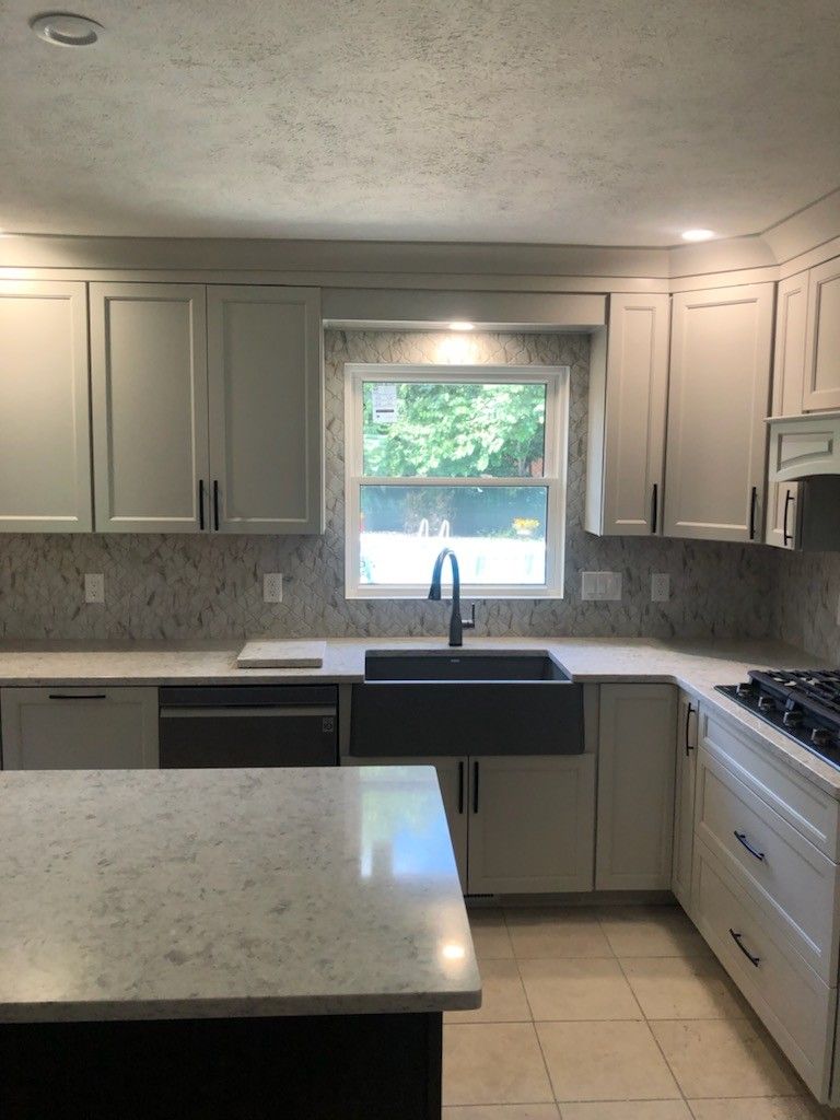 Farmhouse Sink & Quartz Countertop – Smart Kitchen Remodel in Lehigh Valley, PA Modern farmhouse sink with quartz countertops and under-cabinet lighting in a Lehigh Valley kitchen remodel.
