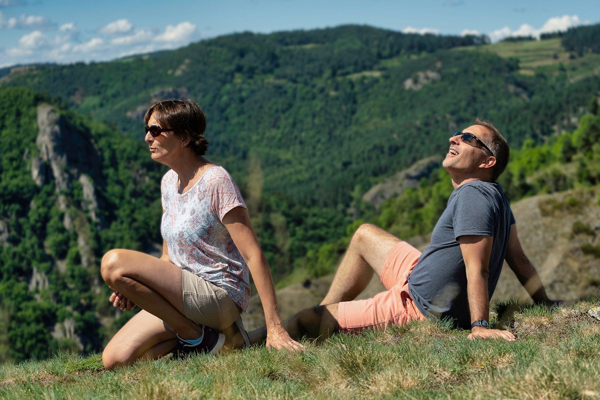 Photographie lifestyle. Un couple se détend au Thord de Saint-Haon, regardant vers Chapeauroux en Haute Loire.