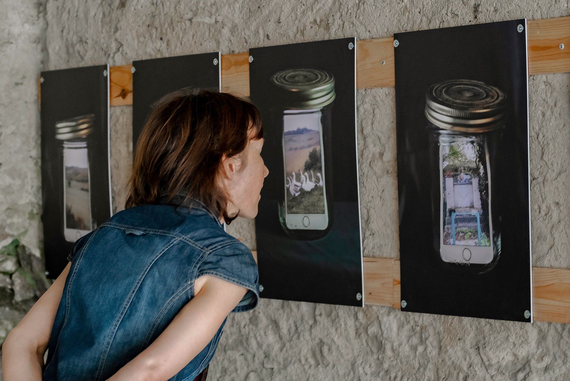 Photographie lifestyle. Spectatrice du festival Chemins de photo dans l'Aude.