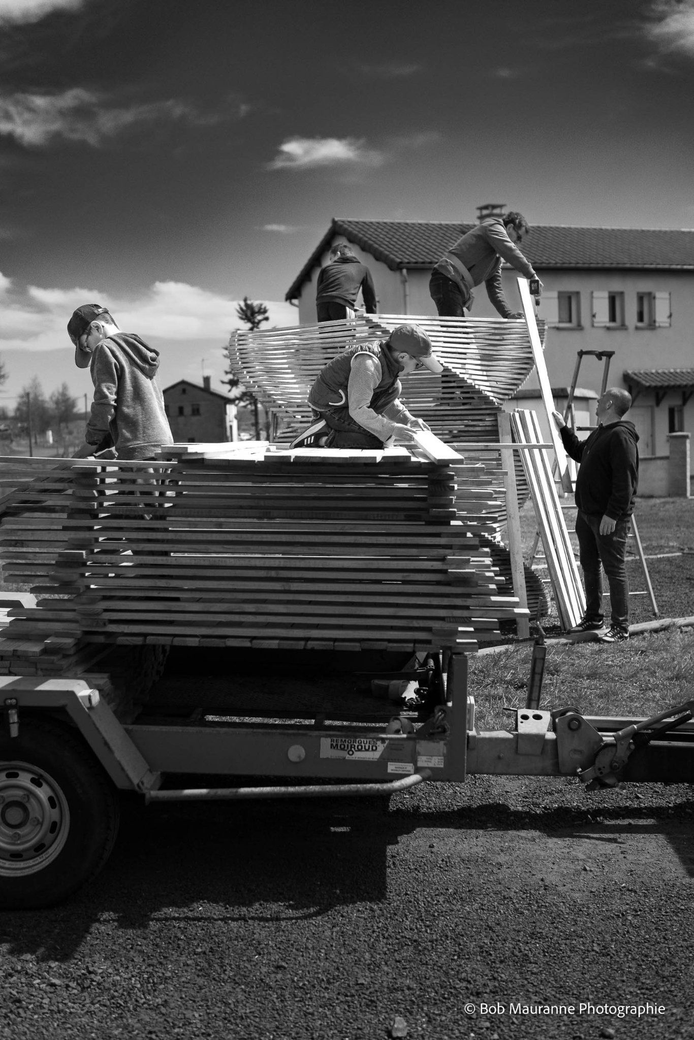 Photographie lifestyle. Extrait du projet Vies de Villages #3. Les enfants en action à Saint-Paul de Tartas en Haute Loire