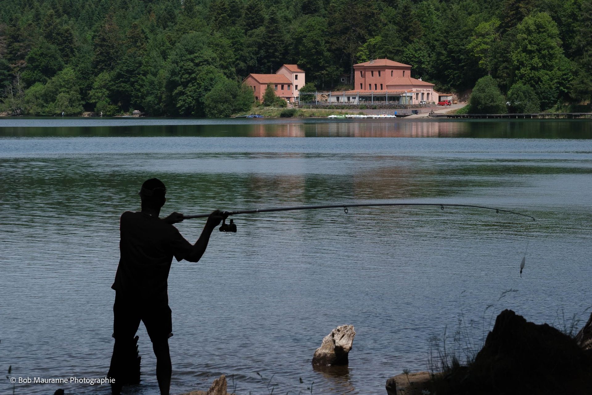 Photographie lifestyle. Pêcheur au Lac du Bouchet en Haute-Loire à Cayres.