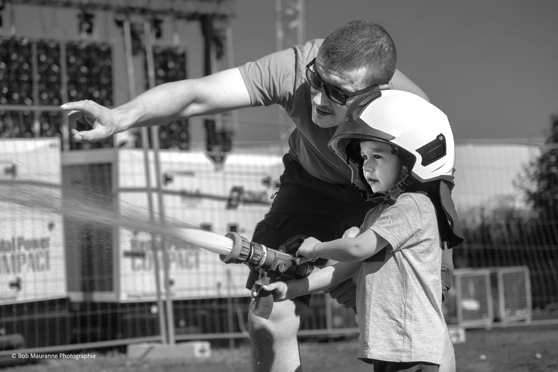 L'enfant et le pompier . Photographie lifestyle à Cayres en Haute-Loire