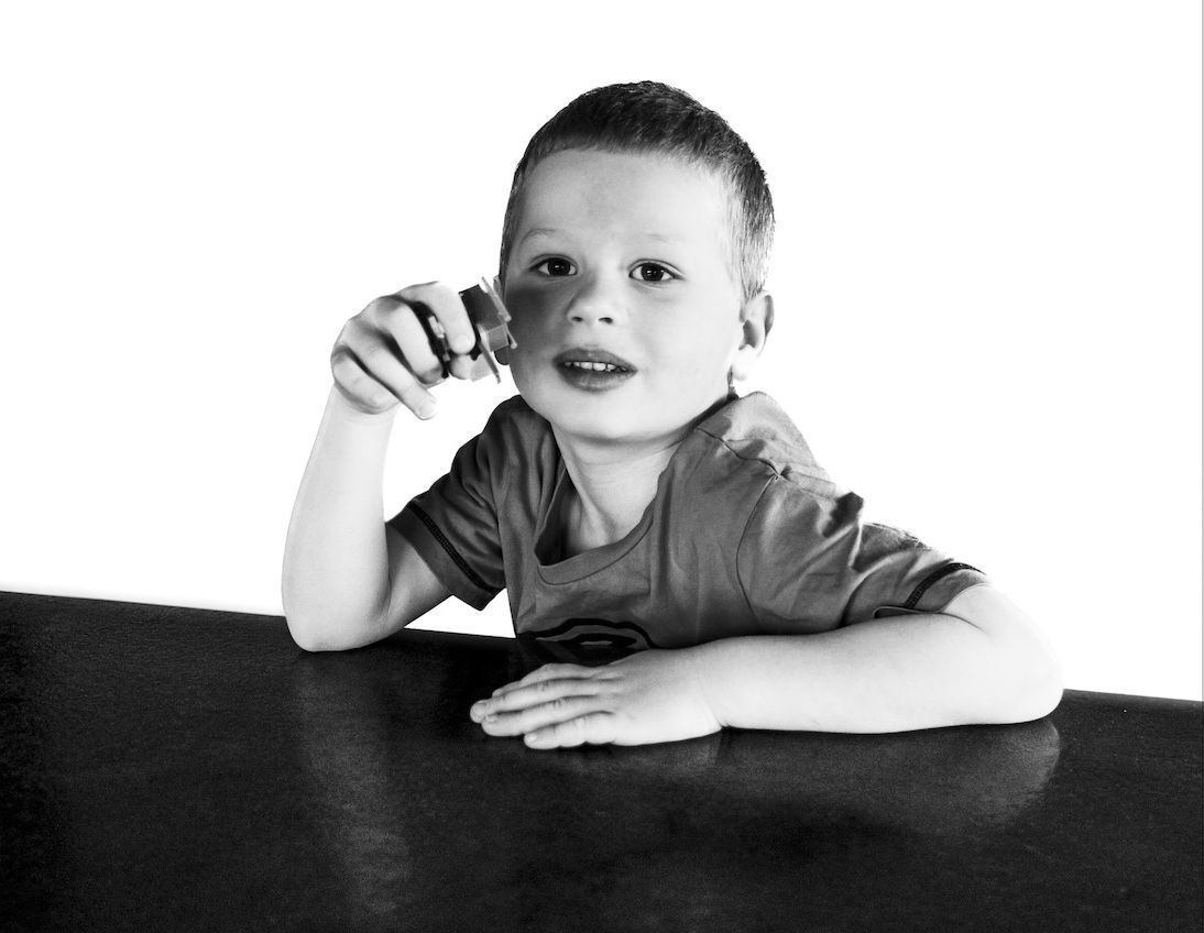 Photographe lifestyle. Ici : l'enfant d'un agriculteur avant d'aller à l'école. A saint-Paul de Tartas en Haute Loire. Projet Vies de Villages #3
Photographe professionnel à Lyon, Saint-Etienne, Le Puy en Velay, Toulouse, Auvergne-Rhône-Alpes, Haute Loire