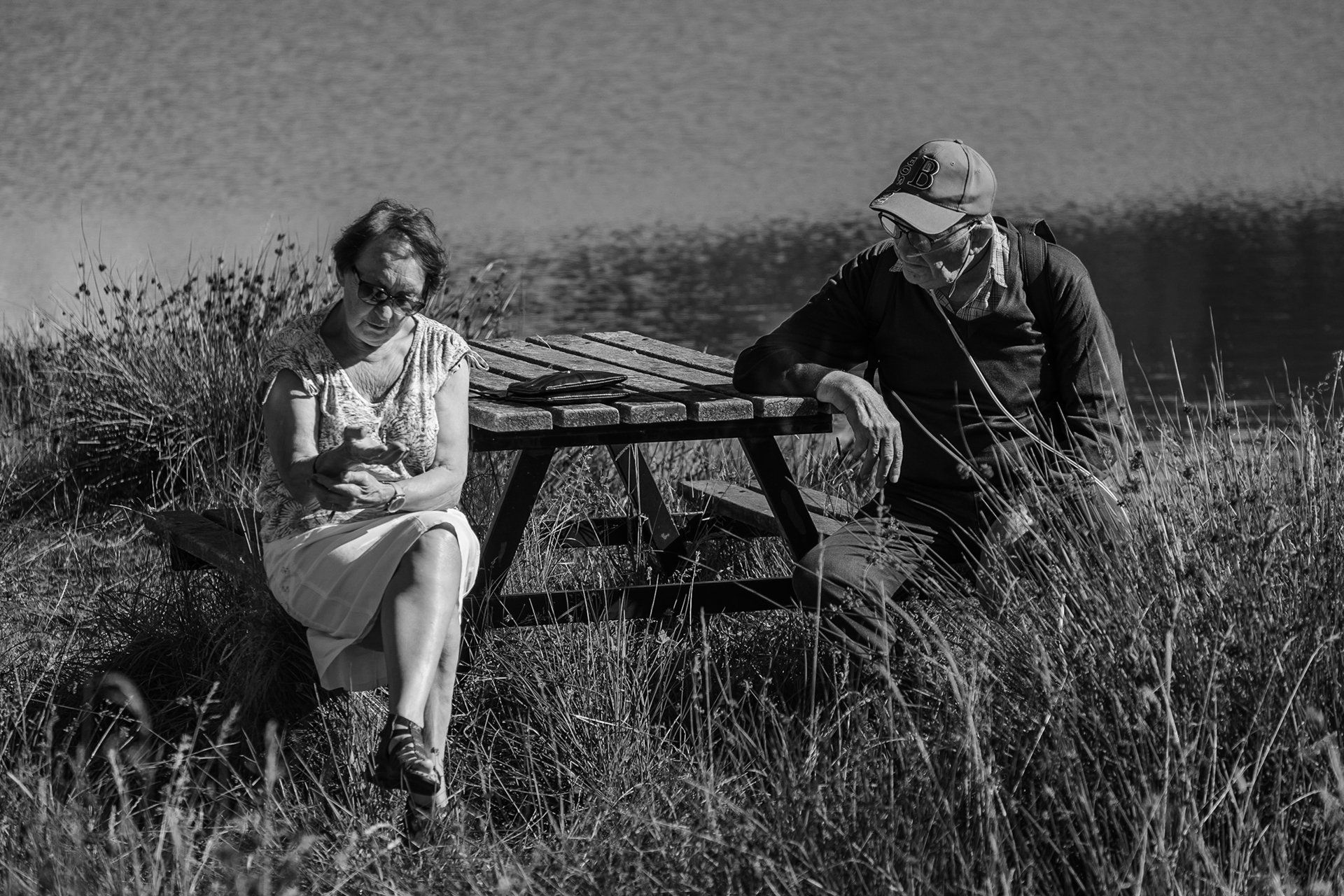 Photographie lifestyle.
Les séniors en pause au bord de l'étang Le Péchey à Costaros en Haute-Loire.