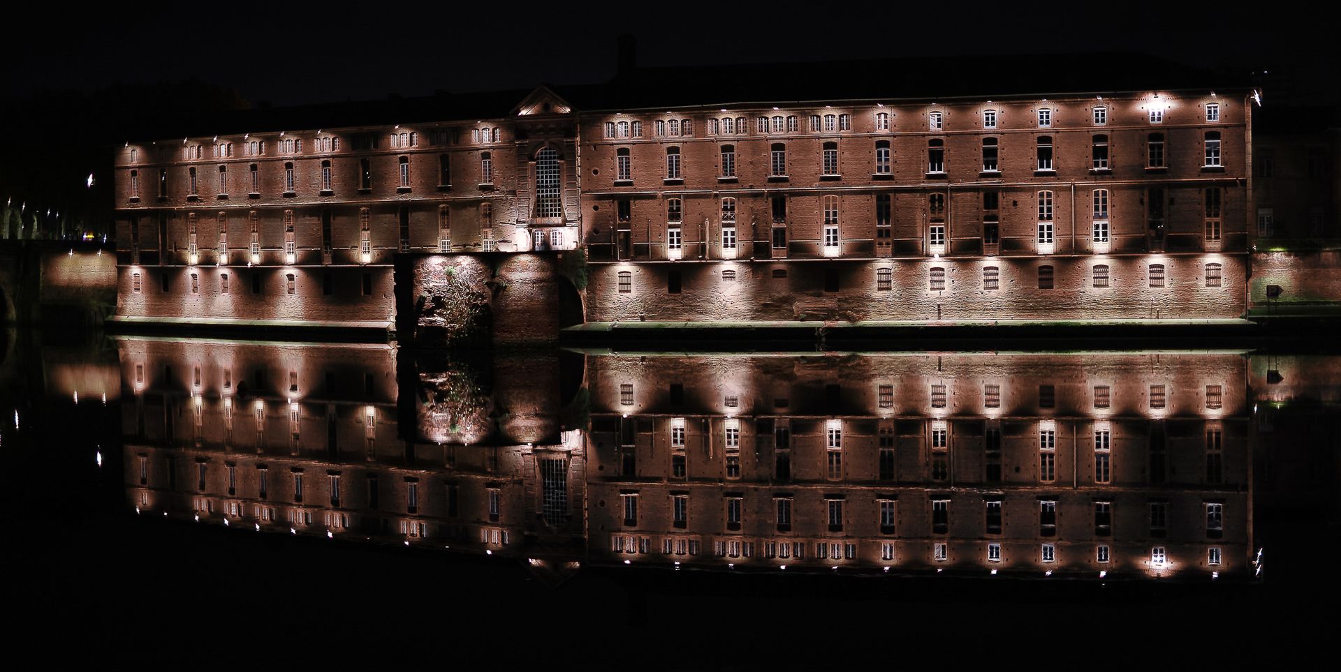 Photographe de patrimoine , d'architecture, de paysages. Photographe professionnel à Lyon, Saint-Etienne, Le Puy en Velay, Toulouse, Auvergne-Rhône-Alpes, Haute Loire.
Ici : Hôtel Dieu à Toulouse