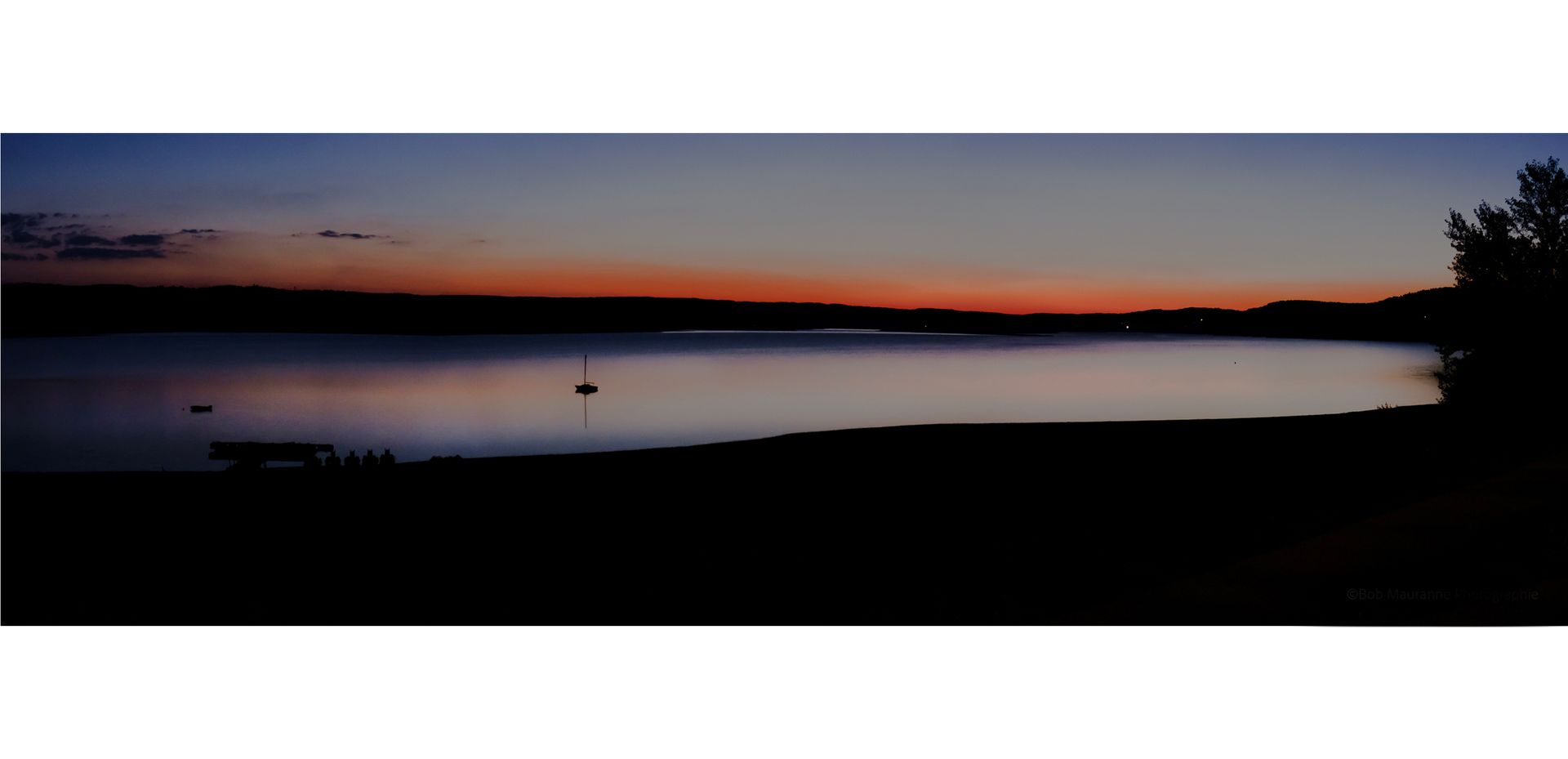 Lac de Naussac à Langogne en Lozère à minuit en été. Photographe patrimoine, architecture, paysages.