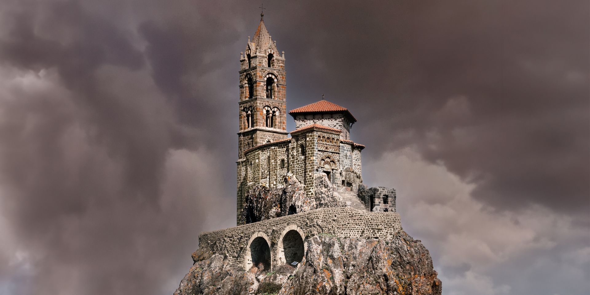 Photo patrimoine , Rocher et église Saint-Michel d'Aiguilhe en Haute Loire.