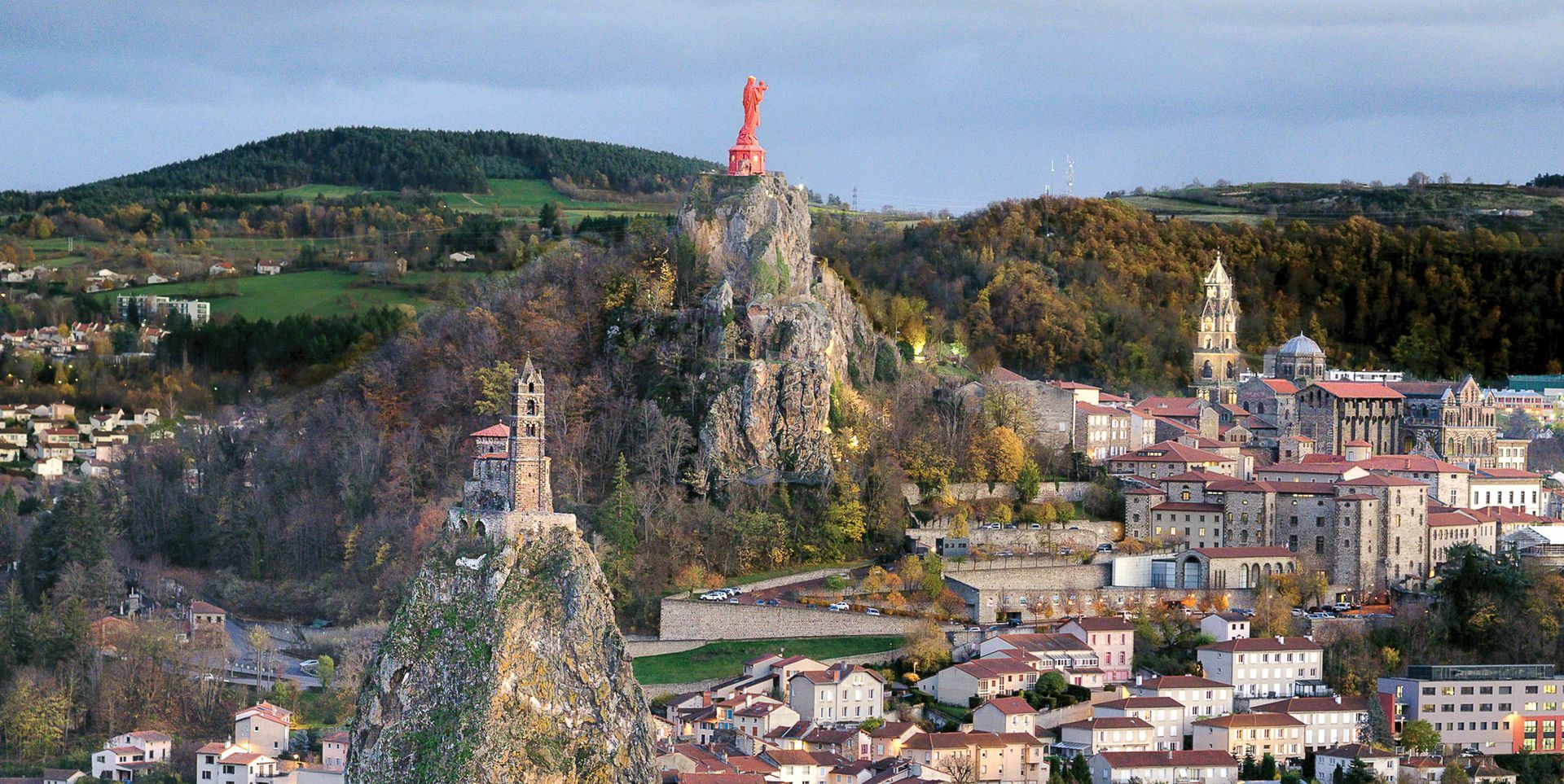 Photo Patrimoine Mondial Unesco. Satue Notre Dame de France Le Puy en Velay, Rocher-Eglise Saint Michel d'Aiguilhe,