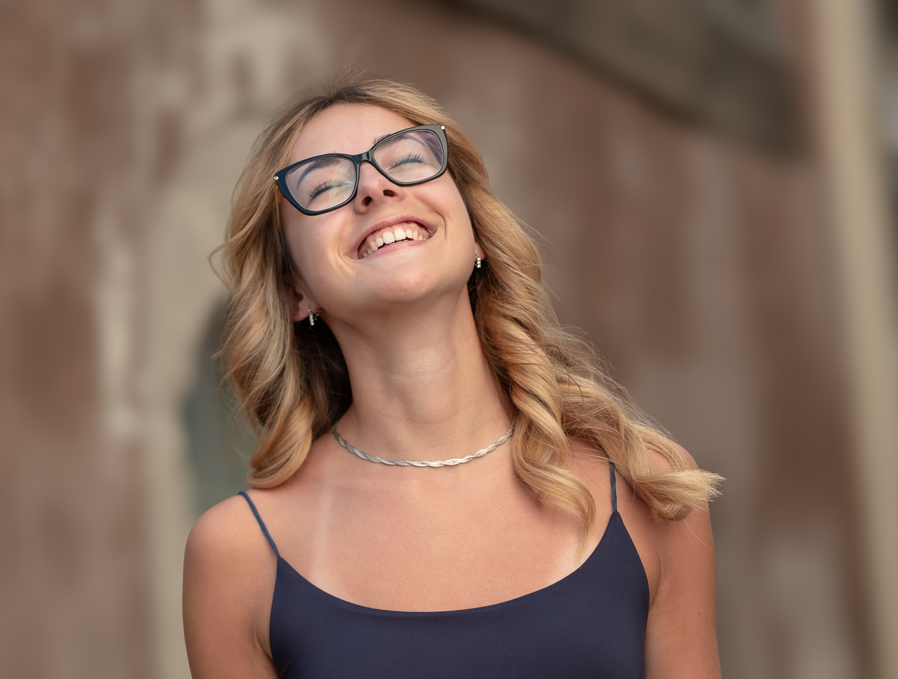 Photographie naturelle d'une jeune femme de 20 ans dans les rues de Brioude