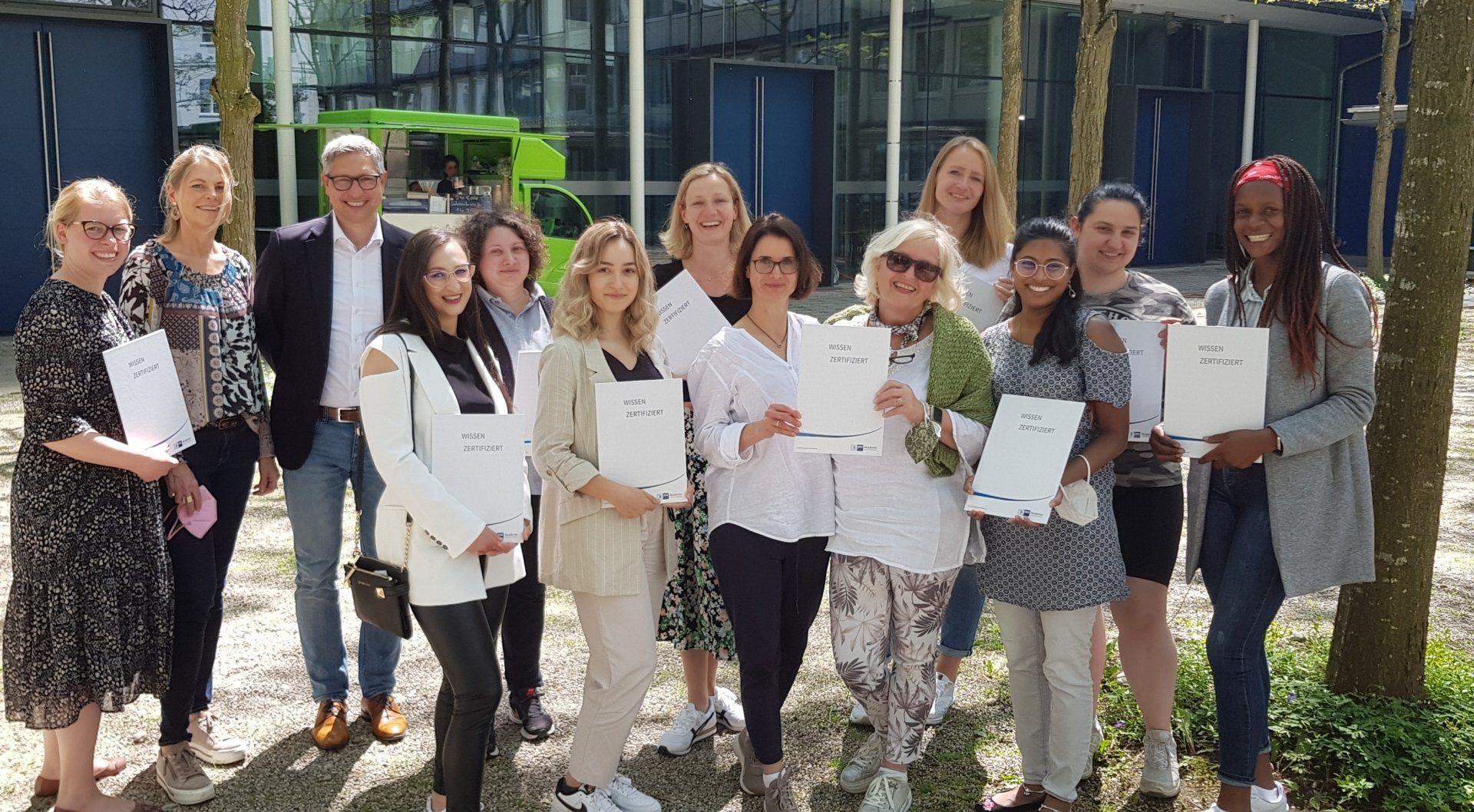 Absolventinnen und Absolventen des Praxismanager/in (IHK) Kurses feiern ihren Abschluss in der IHK Akademie München und Oberbayern.