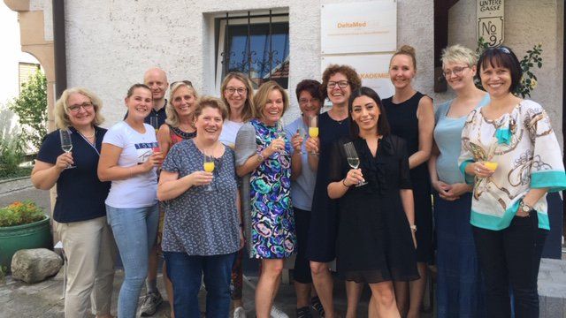 Teilnehmende stoßen mit Sektgläsern nach dem erfolgreichen Refresherkurs für Datenschutzbeauftragte an.