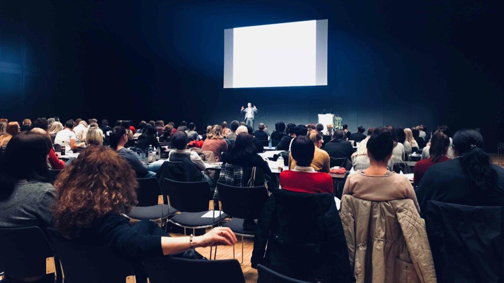 Referent hält einen Fachvortrag beim Tag der Medizinischen Fachangestellten in Stuttgart vor interessiertem Publikum.