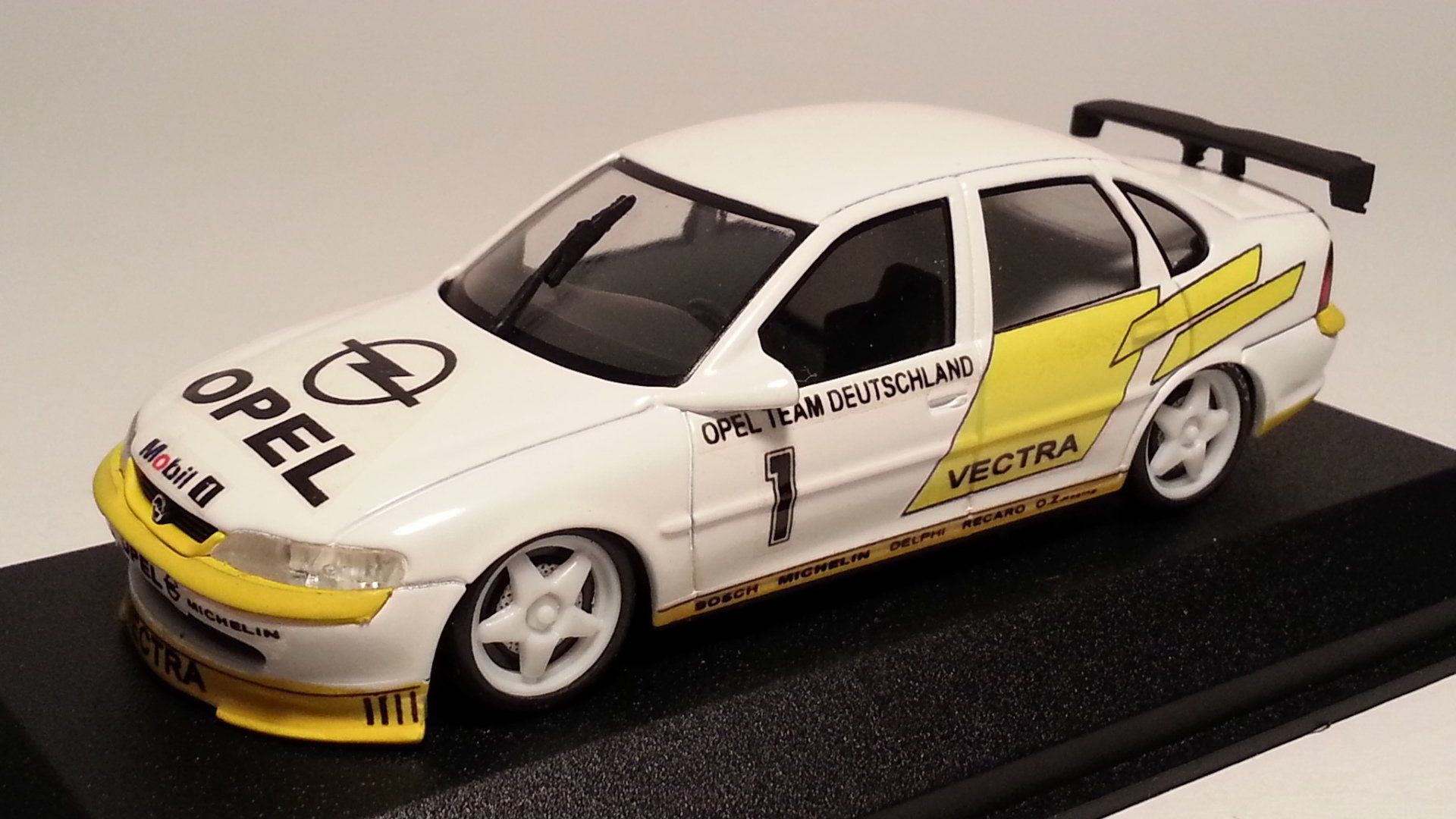 BTCC 1997, #8 John Cleland, Vauxhall Vectra, Team Vauxhall Sport, Onyx XT082