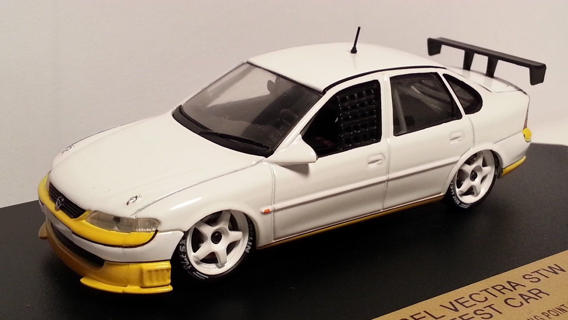 BTCC 1997, #8 John Cleland, Vauxhall Vectra, Team Vauxhall Sport, Onyx XT082