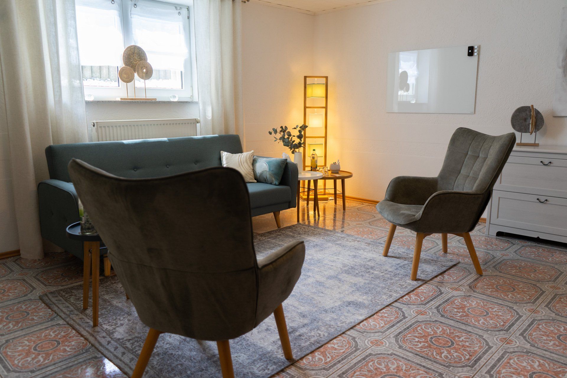 alwina Praxisräume Sässel und Stühle