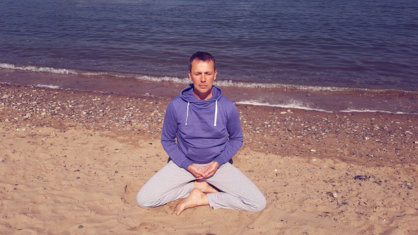 Mediationslehrer Jürgen Szkudlapski meditiert am Strand