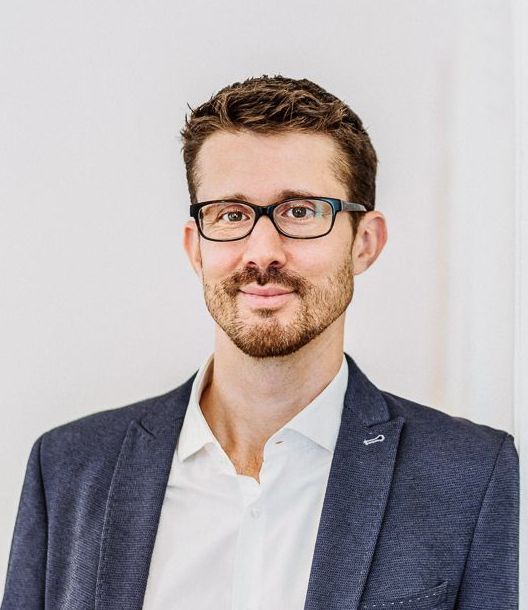 Julian Burstedde ist Therapeut und Berater im Westend Berlin