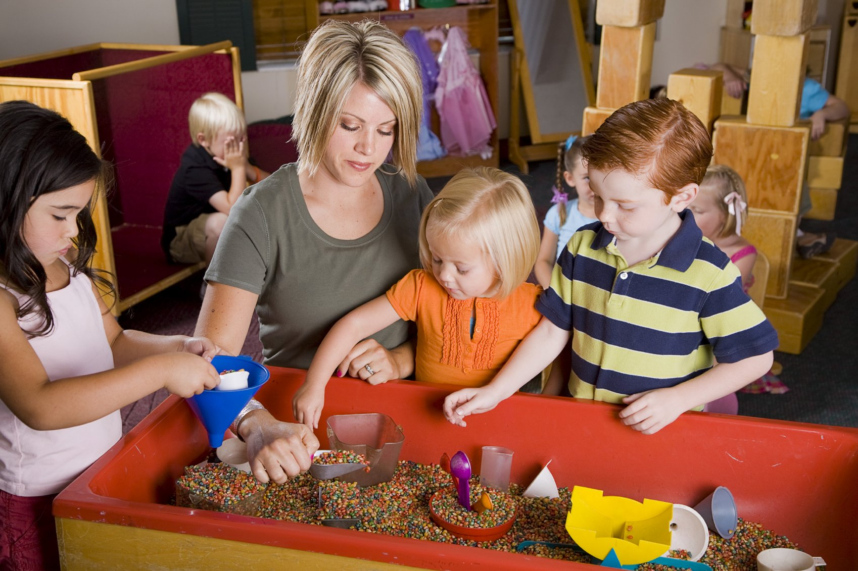 Erzieherin mit Kindern