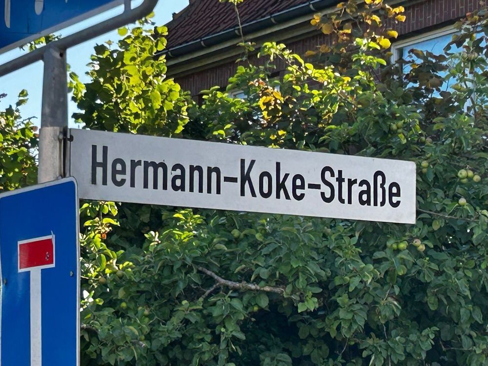 Straßenschild zur Praxis Georg Finke, Hermann-Koke-Straße
