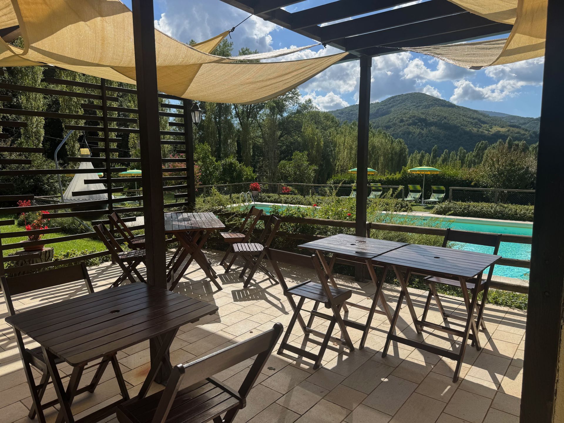 Zona relax con tavoli e ombrelloni