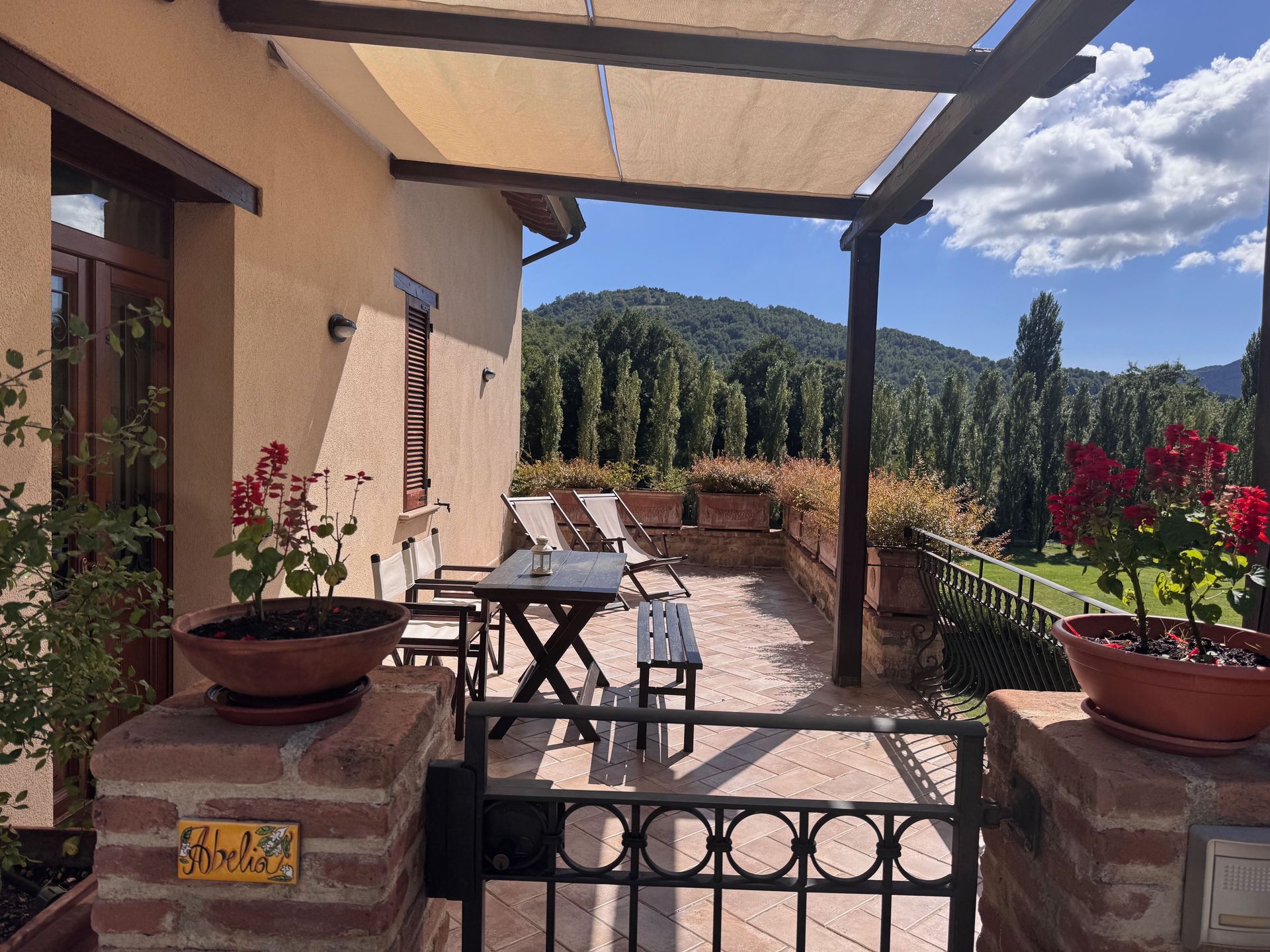 Camera da letto con balcone e vista sul parco