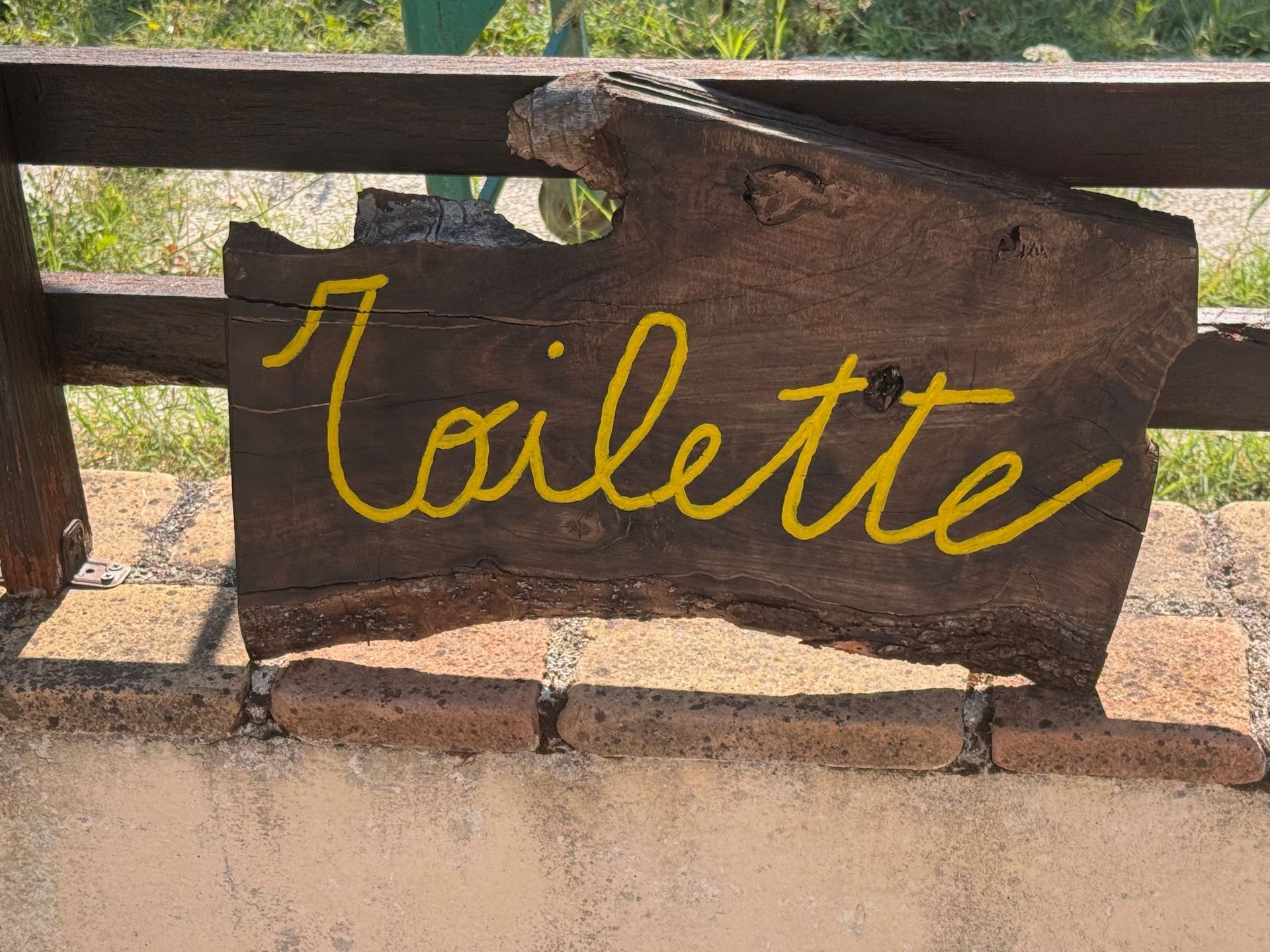 Cartello con l'indicazione per la toilette.