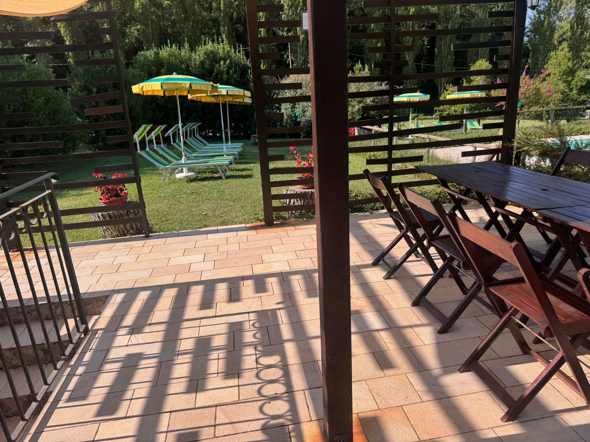 Zona ristoro e solarium sullo sfondo.