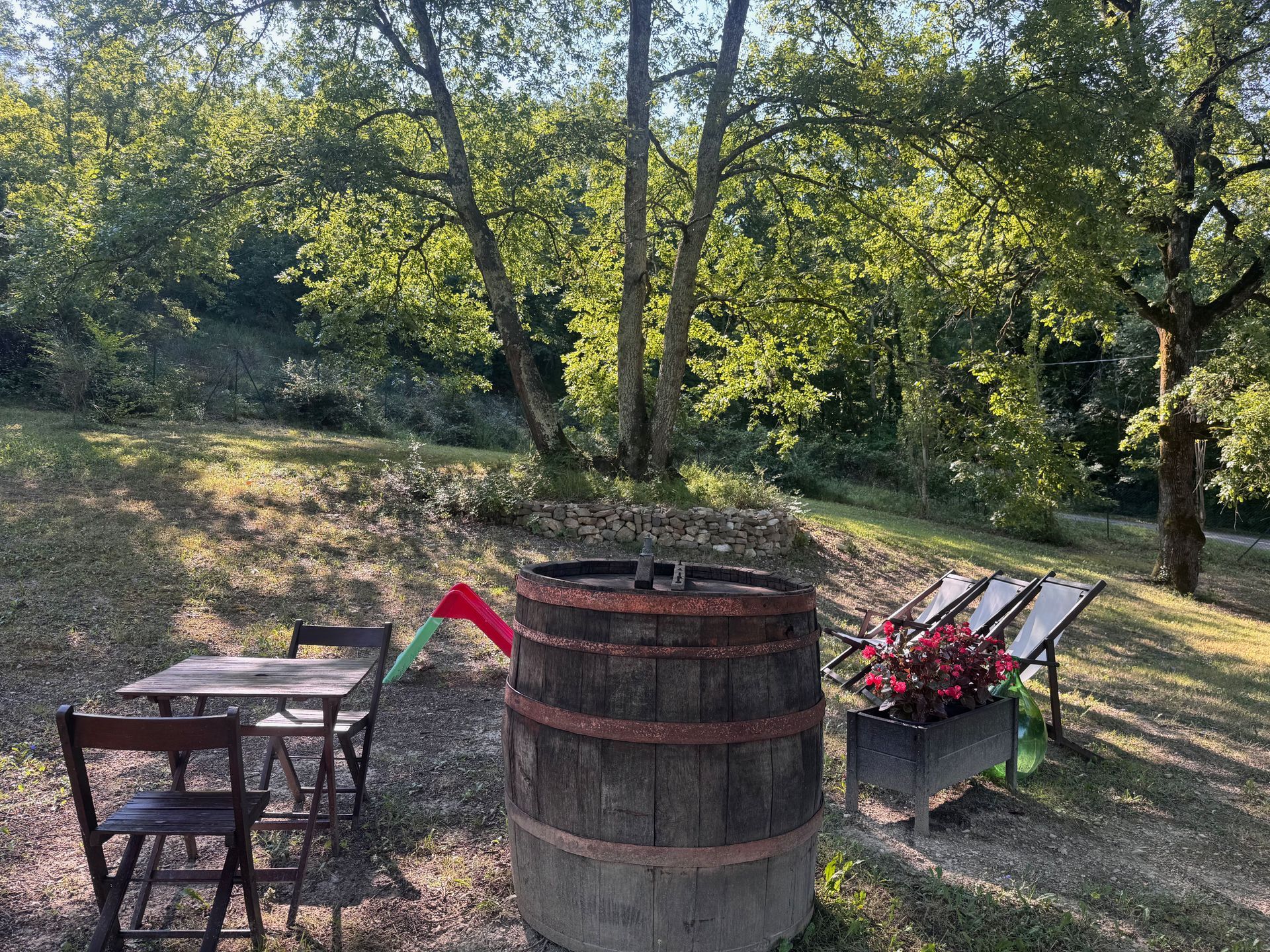 Botte con tavoli e sedie.