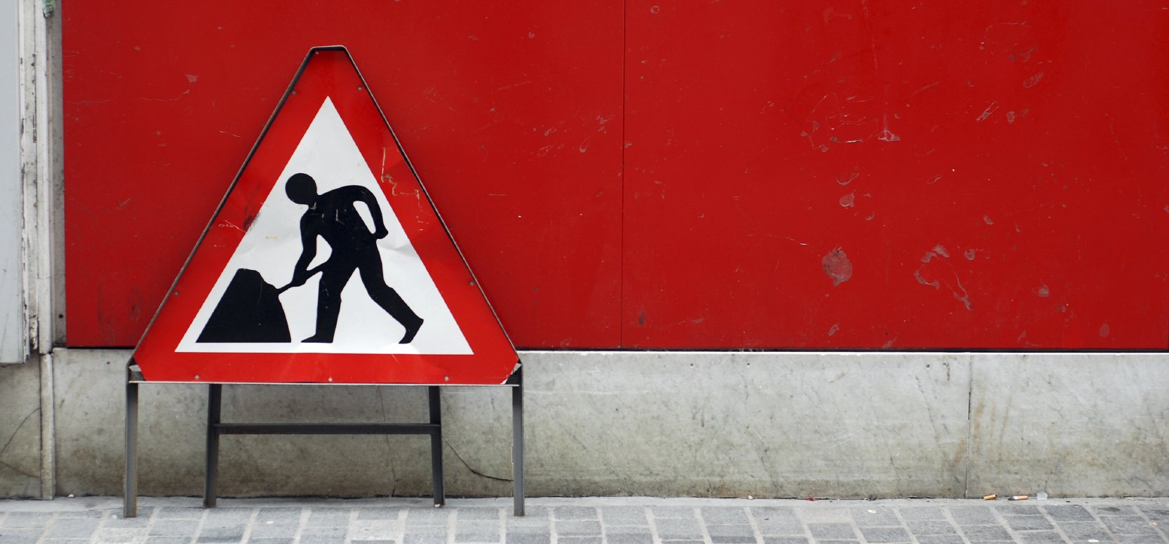 Baustellenkoordination, Im Vergleich zu anderen Berufszweigen sind Beschäftigte der Bauwirtschaft einem besonders hohen Unfall- und Gesundheitsrisiko ausgesetzt.
• Wie die Europäische Gemeinschaft herausfand, sind 35 % der Unfälle auf Planungsfehler zurückzuführen, für 28 % der Unglücke ist eine mangelhafte Organisation die Ursache und für 37 % der Unfälle ein Fehler bei der Ausführung. Die Verordnung für Sicherheit und Gesundheitsschutz auf Baustellen (Baustellenverordnung) soll eine wesentliche Verbesserung des Sicherheits- und Gesundheitsschutzes erzielen. Durch eine bessere Koordinierung und Planung der Arbeiten soll erreicht werden, dass Unfall- und Gesundheitsrisiken auf Baustellen frühzeitig erkannt und rechtzeitig beseitigt werden können.
Die gesetzlichen Anforderungen:
Die Verantwortung für den Arbeitsschutz bei Bauvorhaben trägt der Bauherr. Daher ist dieser nach der 1998 erlassenen Baustellenverordnung zur Einteilung und Umsetzung von baustellenspezifischen Maßnahmen verpflichtet. Seine Pflichten sind vielfältig: je nach Größe und Gefährlichkeit der Baustelle muss das zuständige Gewerbeaufsichtsamt informiert, ein Gesundheitsschutzplan erstellt und ein geeigneter Sicherheits- und Gesundheitsschutzkoordinator bestellt werden. Diese Maßnahmen tragen aus Sicht des Arbeitsschutzes stark zur Verbesserung der Sicherheit auf Baustellen bei. Bereits in der Planung eines Bauvorhabens wird die Auseinandersetzung mit Arbeitsschutzaspekten intensiver und die baustellenspezifischen Maßnahmen werden festgelegt.
Mit der EU-Baustellenrichtlinie, die in Deutschland am 10. Juli 1998 in Form einer geänderten Baustellenverordnung in Kraft getreten ist, soll die Sicherheit und der Gesundheitsschutz der Mitarbeiter auf Baustellen verbessert werden. Für den Bauherren bedeutet das, dass er auf Baustellen, wo gleichzeitig Mitarbeiter zweier oder mehrerer Unternehmen beschäftigt sind, einen so genannten Sicherheits- und Gesundheitskoordinator (SiGeKo) benennen muss. Davon ausgenommen sind Bauherren, die Ihr Haus nur mit Nachbarschaftshilfe errichten. Die Aufgaben des SiGeKo werden im §3 der Baustellenverordnung beschrieben. Der SiGeKo sollte schon während der Planungsphase benannt werden, um den sicheren Ablauf der Arbeiten zu gewährleisten und unnötige Verzögerungen in der Bauphase zu vermeiden.
Wir stellen Ihnen unsere hochqualifizierten Sicherheits- und Gesundheitskoordinatoren zur Verfügung, die Ihnen von der Planung bis zur Vollendung Ihres Bauvorhabens mit Rat und Tat zur Seite stehen. Des Weiteren fertigt die IAG gerne den erforderlichen Gesundheitsplan an.
Unser Angebot:
Bei der Erfüllung Ihrer Pflichten nach Baustellenverordnung stehen Ihnen die Sicherheitsingenieure des Ingenieurzentrums für Arbeitssicherheit, Arbeitsmedizin und Gesundheitsschutz - IAG - mit ihren umfassenden Erfahrungen in der täglichen Praxis beratend zur Seite. Dabei soll nicht nur die Sicherheit und der Gesundheitsschutz der Beschäftigten verbessert werden. Durch eine verbesserte Kostentransparenz, eine Optimierung des Bauablaufs, eine Verringerung von Betriebsstörungen und Arbeitszeitausfällen sowie eine Kostenreduzierung für spätere Wartungs- und Instandhaltungsarbeiten sollen auch erhebliche Einsparungen in der Bauphase erzielt werden.