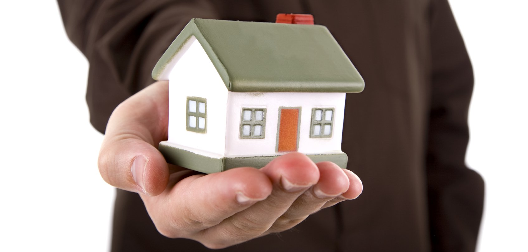 Miniaturhaus auf der Hand, Der Gesetzgeber sagt
Der Brandschutz wird in vielen internationalen, nationalen und kommunalen Vorschriften geregelt.
Entsprechende Vorgaben finden sich unter anderem im Bürgerlichen Gesetz- und im Handelsgesetzbuch, im Arbeitsschutzgesetz und der Betriebssicherheitsverordnung, in DIN-Normen sowie in berufsgenossenschaftlichen und baubehördlichen Vorgaben.
Der bauliche Brandschutz schützt die Bausubstanz; er ist im Brandschutzkonzept festgelegt.
Für die Organisation von Brandschutzmaßnahmen können Brandschutzbeauftragte bestellt werden – das ist nicht in allen Betrieben zwingend erforderlich und deshalb ebenfalls durch besondere Rechtsvorschriften geregelt.
Inhaltlich geht es dabei zum einem um den vorbeugenden baulichen Brandschutz, der die Bausubstanz, Brandlasten und sicherheitstechnischen Einrichtungen umfasst.
Wir erstellen mit Ihnen Rettungspläne,
Feuerwehrpläne,
Hilfsmittelplanung und Brandschutzorganisation.