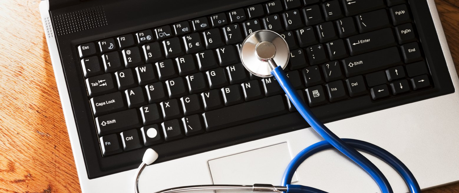 Laptop, Stethoskop, Arbeitsmedizin, Unsere Arbeitsmediziner*innen kümmern sich um die Gesundheit ihrer Mitarbeitenden am Arbeitsplatz.
Unsere qualifizierten Betriebsärzte*innen, verfügen über branchenübergreifendes Wissen und beraten Sie wie Ihre Arbeitnehmer*innen im Sinne einer ganzheitlichen Medizin effektiv in allen Fragen rund um den medizinischen Arbeitsschutz. Die DGUV Vorschrift 2 regelt den Umfang der betriebsmedizinischen Betreuung. Bei der Ermittlung der Einsatzzeit unterstützen wir Sie gerne.
Durch unsere Arbeitsmediziner*innen werden auch arbeitsmedizinische Vorsorgeuntersuchungen durchgeführt.
Im Bereich der Vorsorge bei definierten Tätigkeiten mit potenziellen beruflichen Gesundheitsgefährdungen bildet die Verordnung zur
arbeitsmedizinischen Vorsorge (ArbMedVV)
einen übersichtlichen gesetzlichen Rahmen. Sie regelt die meisten arbeitsmedizinischen Vorsorgemaßnahmen und beschäftigt sich sowohl mit dem einzelnen Individuum als auch mit betrieblichen Strukturen und Organisationsabläufen.
Info: Die sogenannten G- Ziffern (Handlungsempfehlungen der DGUV) entsprechen aktuell nicht mehr den rechtlichen Vorgaben. Für eine Orientierung werden diese im Alltag aber weiterhin genutzt.
Die IAG stellt Ihnen kompetentes Fachpersonal welches die arbeitsmedizinischen Vorsorgen bei Ihnen vor Ort durchführt.