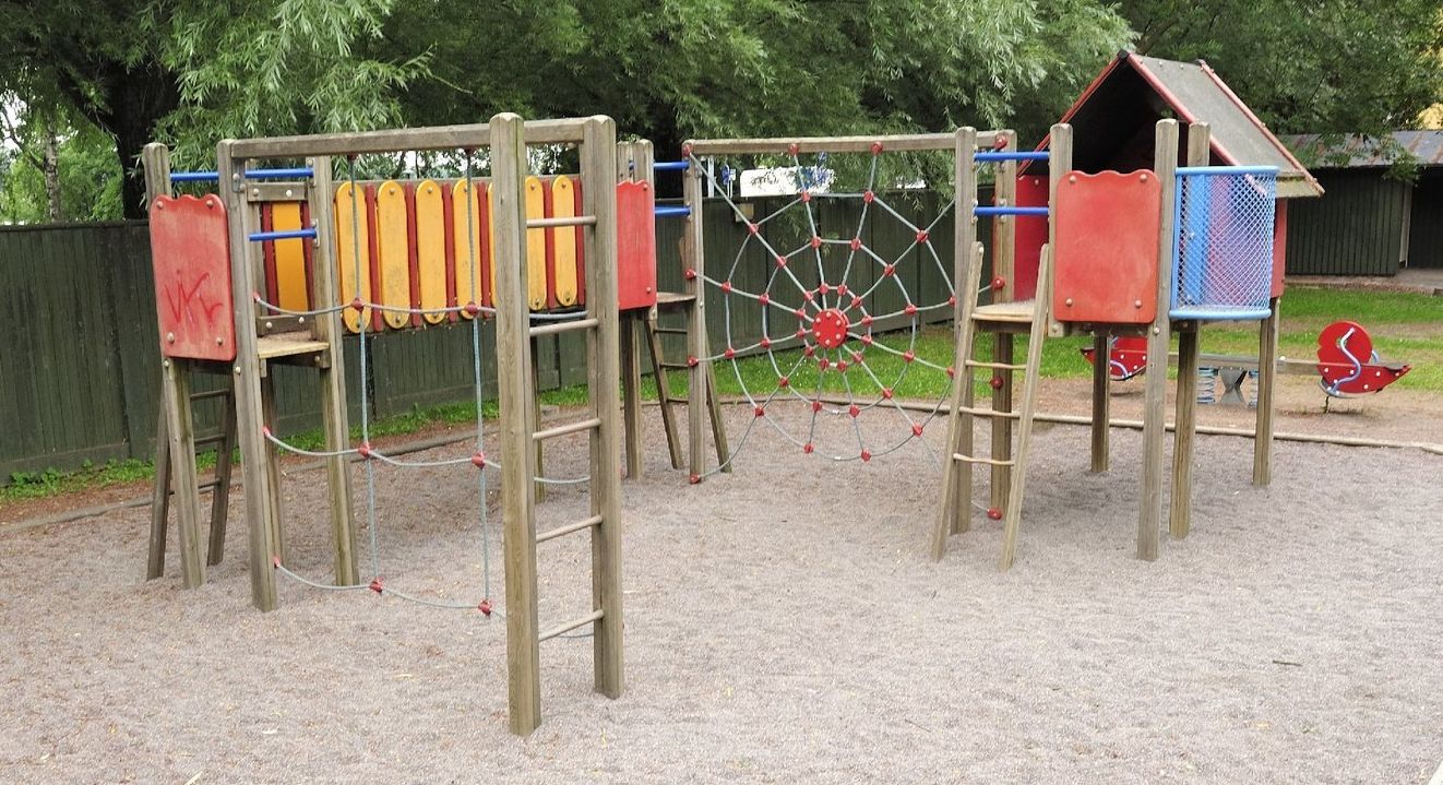 Kinder-Spielgerät aus Holz, Klettergerüst, Der Betrieb von Spielanlagen verpflichtet den Betreiber/ der Betreiberin zu einer visuellen Routine-Inspektion sowie zu einer operativen Inspektion und zu einer jährlichen Hauptinspektion.
Bei der visuellen Routine-Inspektion sollen offensichtliche Gefahrenquellen erkannt und ggf. Sofortmaßnahmen ergriffen werden. Diese Inspektion kann je nach Beanspruchung oder bei durch Vandalismus gefährdeten Spielplätzen täglich erforderlich sein.
Bei der operativen Inspektion wird detailliert auf Bereiche des Betriebes und der Stabilität von Kinderspielgeräten geachtet.
Diese Inspektion sollte alle ein bis drei Monate, oder nach Maßgabe des Herstellers/ Vertreibers erfolgen. Typisch sind dabei z.B. die Überprüfungen hinsichtlich des Verschleißes von Geräteteilen. Nicht zuletzt sollte auf eine regelmäßige Wartung der Spielgeräte nach Anweisung des Herstellers/ Vertreibers nicht verzichtet werden.
In der jährlichen Hauptuntersuchung wird besonderes Augenmerk auf Abnutzung und Witterungseinflüsse gelegt. Hierbei werden nicht nur Handläufe und Laufwege auf Schäden kontrolliert, sondern auch beispielsweise das Fundament von Klettergerüsten begutachtet.
Die regelmäßige Inspektion und Wartung von Kinderspielgeräten gibt Ihnen die Sicherheit, dass sie alles Erdenkliche für den Schutz der Kinder und Dritter bei der Benutzung Ihrer Spielgeräte getan zu haben.
Die Gemeinden sind für die Sicherheit der Kinderspielgeräte auf öffentlichen Kinderspielplätzen verantwortlich.
Ein Urteil des Oberlandesgerichts Köln besagt, dass die Kommunen auch dann haften, wenn unbeaufsichtigte Kinder auf Grund von Sicherheitsmängeln an den Spielgeräten zu Schaden kommen. Dieses Urteil erfolgte nach einer Schadensersatzforderung eines zweijährigen Jungen und seiner Eltern. Das Kind stürzte von einer Rutschtreppe auf den darunter verlegten Steinboden und zog sich schwere Kopfverletzungen zu.
Laut der Richter hätte dort weicherer Boden verlegt werden müssen.
Laut dem Gerätesicherheitsgesetz gehören Kinderspielgeräte zu den technischen Arbeitsmitteln. Wenn technische Arbeitsmittel in Umlauf gebracht werden, so müssen sie den sicherheitstechnischen Anforderungen entsprechen und dürfen bei bestimmungsgemäßer Benutzung keine Gefahren für Benutzer oder Dritte darstellen.
Verantwortlich für das sichere „Inverkehrbringen“ der Kinderspielgeräte ist somit der Hersteller und Errichter der Geräte.
Des Weiteren muss einmal im Jahr eine ausführliche Inspektion (jährliche Hauptinspektion) nach der gültigen Rechtsprechung und der DIN EN 1176 durchgeführt werden. Verantwortlich hierfür ist der Betreiber/ die Betreiberin der Spielanlage. Mit der Durchführung dieser Überprüfung dürfen nur Personen beauftragt werden, die die Anforderungen an Spielgeräten beurteilen können. Diese ist schriftlich zu dokumentieren.
Din EN-Normen 1176-1 bis 11 sind europaweit geltende EN-Normen die die sicherheitstechnischen Anforderungen an Spielgeräten bzw, deren sicherheitstechnische Prüfung, Inspektion und Wartung.
In Zusammenhang damit legt eine weitere Norm (EN 1177) Werte für die stoßdämpfenden Eigenschaften des Bodens unter den Spielgeräten fest bzw. beschreibt die Prüfungsmethode hierfür.
Die genannten Normen legen Sicherheitsstandards bei folgenden standortgebundenen Spielgeräten fest:
- auf öffentlichen Spielplätzen
- in Kindergärten
- in Schulen und ähnlichen Einrichtungen,
- im Privatbereich (z.B. Gastgärten, Wohnhausanlagen, Spielbereiche in Kaufhäusern).
Unter Spielplatzgeräten werden fix installierte Geräte im Innen und Außenbereich verstanden. Diese können nach vorgegebenen oder eigenen Spielregeln benutzt werden und sind für ein oder mehrere Benutzer gedacht.
Die Norm legt Anforderungen an Geräte fest, um den/die Benutzer - bei voraussehbarer bzw. der Bestimmung entsprechender Nutzung des Gerätes - vor Gefahren zu schützen. Das bedeutet aber nicht, das Aufsichtspersonen von Kindern, die an solchen Geräten spielen, von Ihrer Aufsichtspflicht befreit sind.
Standfestigkeit der Spielgeräte