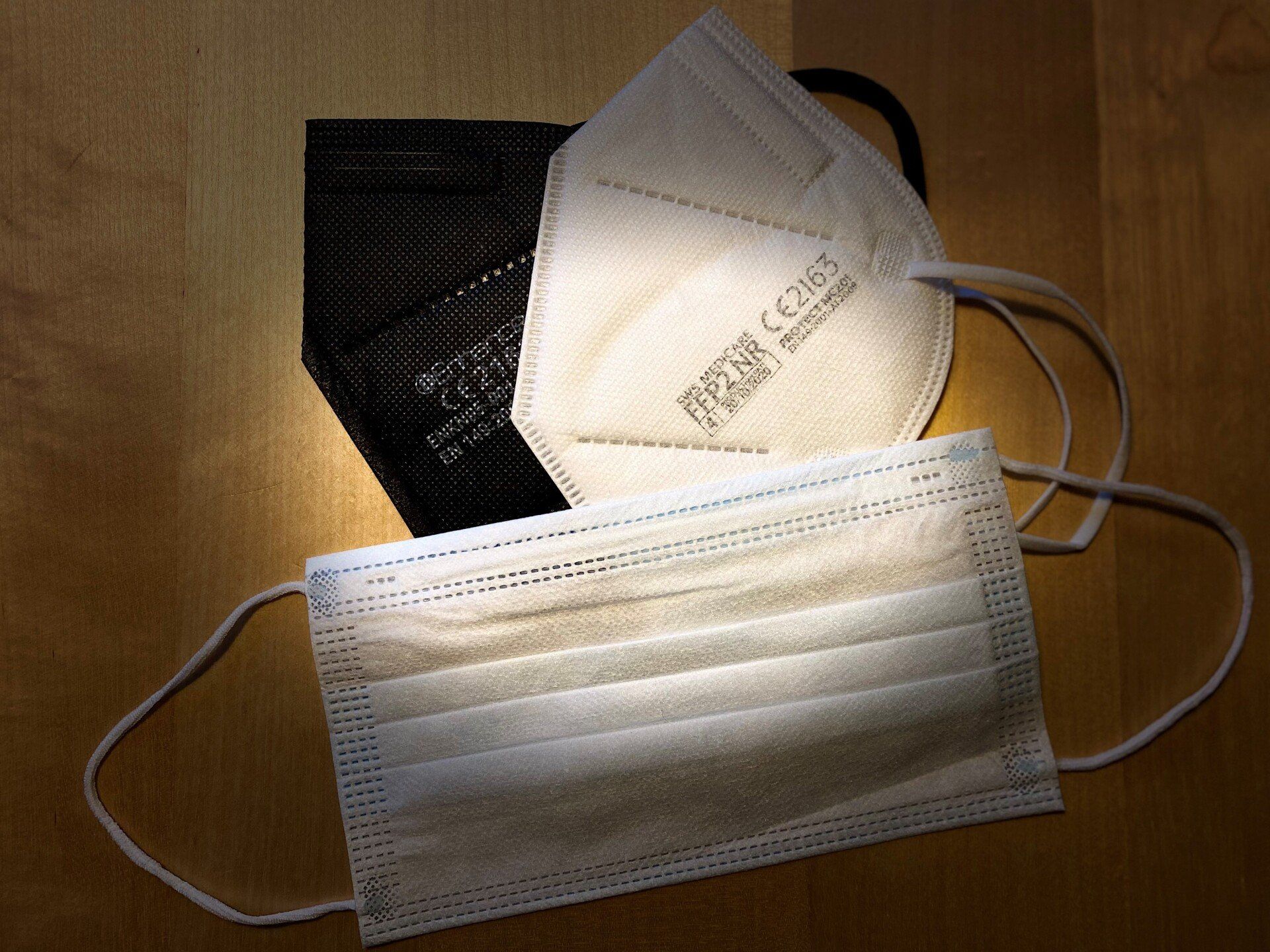 Corona, Covid-19, Antigen Schnelltest, Impfungen, Mundschutz, Maske, FFP2, FFP1, OP-Maske, Infektion, SARS-CoV-2, Schutzausrüstung, Virenschutz,
Liebe Kunden,
wir freuen uns Ihnen mitteilen zu können, dass wir Ihnen den Abbott Panbio™ COVID19 Antigen Schnelltest anbieten.
Der Abbott Panbio™ COVID-19 Antigen Schnelltest ist ein diagnostischer Antigentest zum direkten Nachweis einer akuten Infektion mit SARS-CoV-2.
Dieser wird ausschließlich von geschultem Personal durchgeführt und ausgewertet, da es bei unsachgemäßer Anwendung durch einen Laien zu verfälschten Ergebnissen kommen kann.
Unsere Ärzte*innen bzw. unsere ärztlich autorisierten Fachkräfte stehen Ihnen zur Seite und führen diesen Test diskret in Ihrem Betrieb vor Ort durch. Das Probematerial wird mithilfe eines Nasopharyngealabstrichs gewonnen und nach Ablauf von 15 Minuten von uns ebenfalls vor Ort ausgewertet.
Die Preise setzen sich zusammen aus: Schnelltest, Reisekosten, Arbeitslohn und die umfangreiche persönliche Einweg-Schutzausrüstung
Lassen Sie uns gemeinsam dafür Sorge tragen, mithilfe dieser Schnelltests, Ihre Mitarbeiterinnen und Mitarbeiter zu schützen
Nutzen Sie unser Angebot!