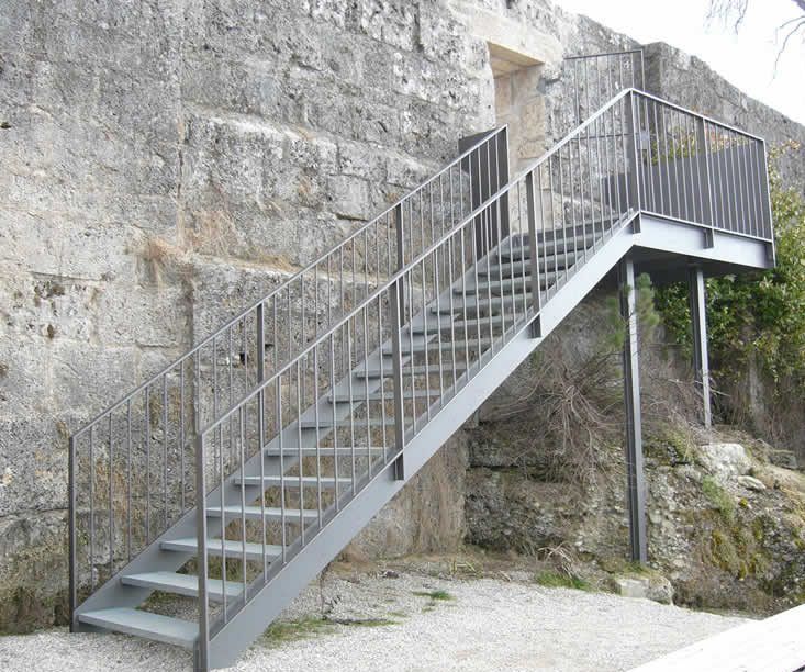 Außentreppe aus Stahl mit Geländer 1