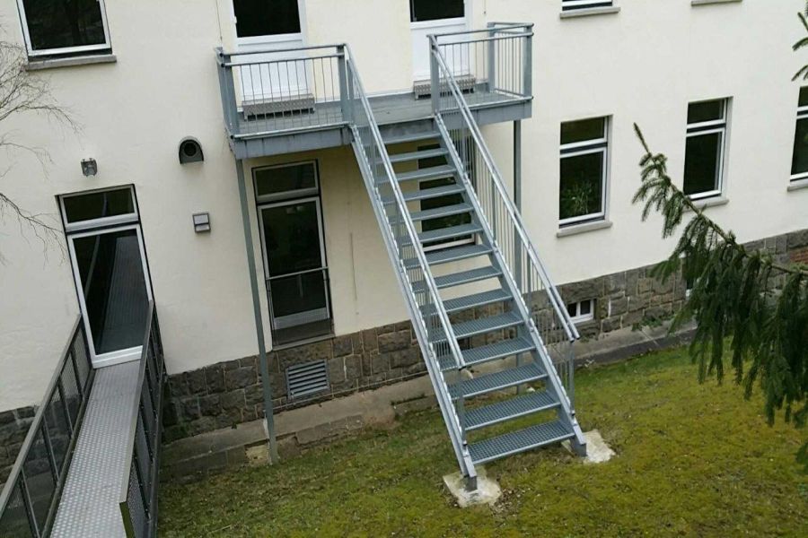 Stahlbalkon mit Treppe als Abgang zum Garten