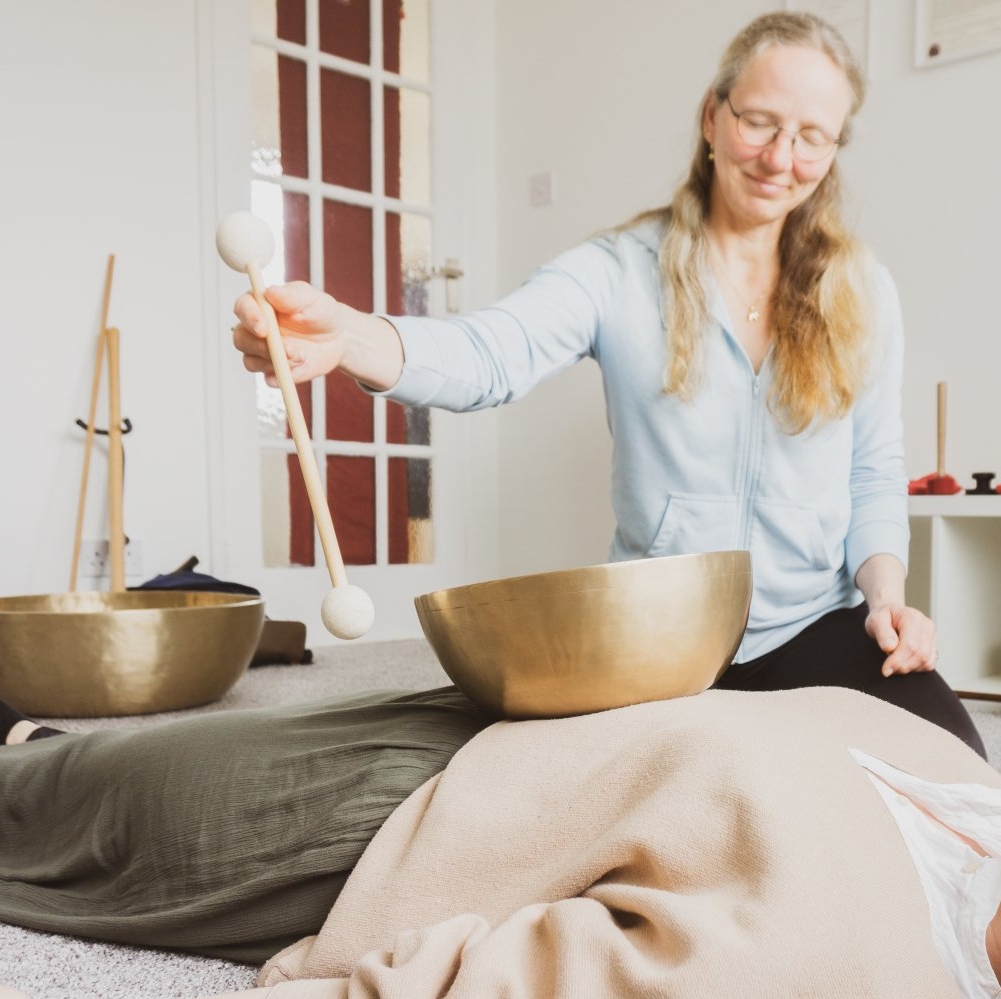 Majas work with singing bowl