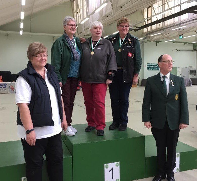 Barbara Kerstein (Mitte) und Christa Ramke (2. v.l.) bei der Siegerehrung