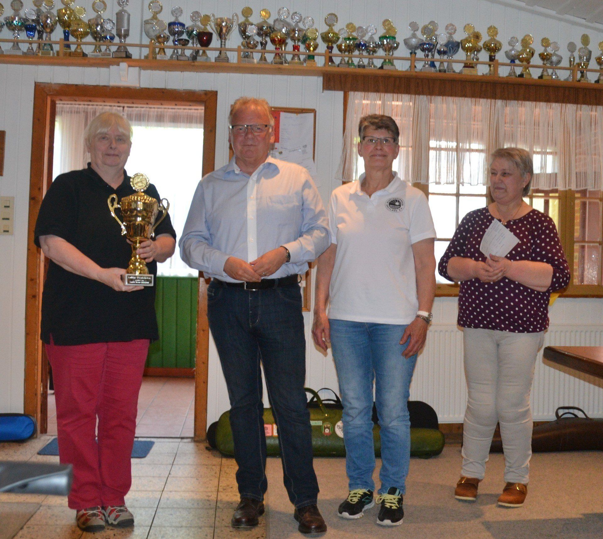 v.l.n.r: Barbara Kerstein, Landrat Thomas Brückmann, Gertrud Lübben und Damensportleiterin Heike Raddatz