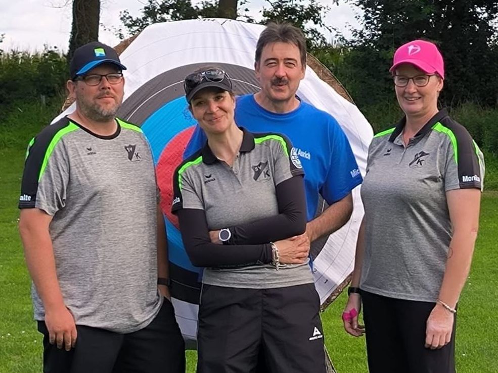 Von links: Malte Brunssen, Nicola Jacofsky, Michael Schulze (ASV Aurich), Monika Valyko.