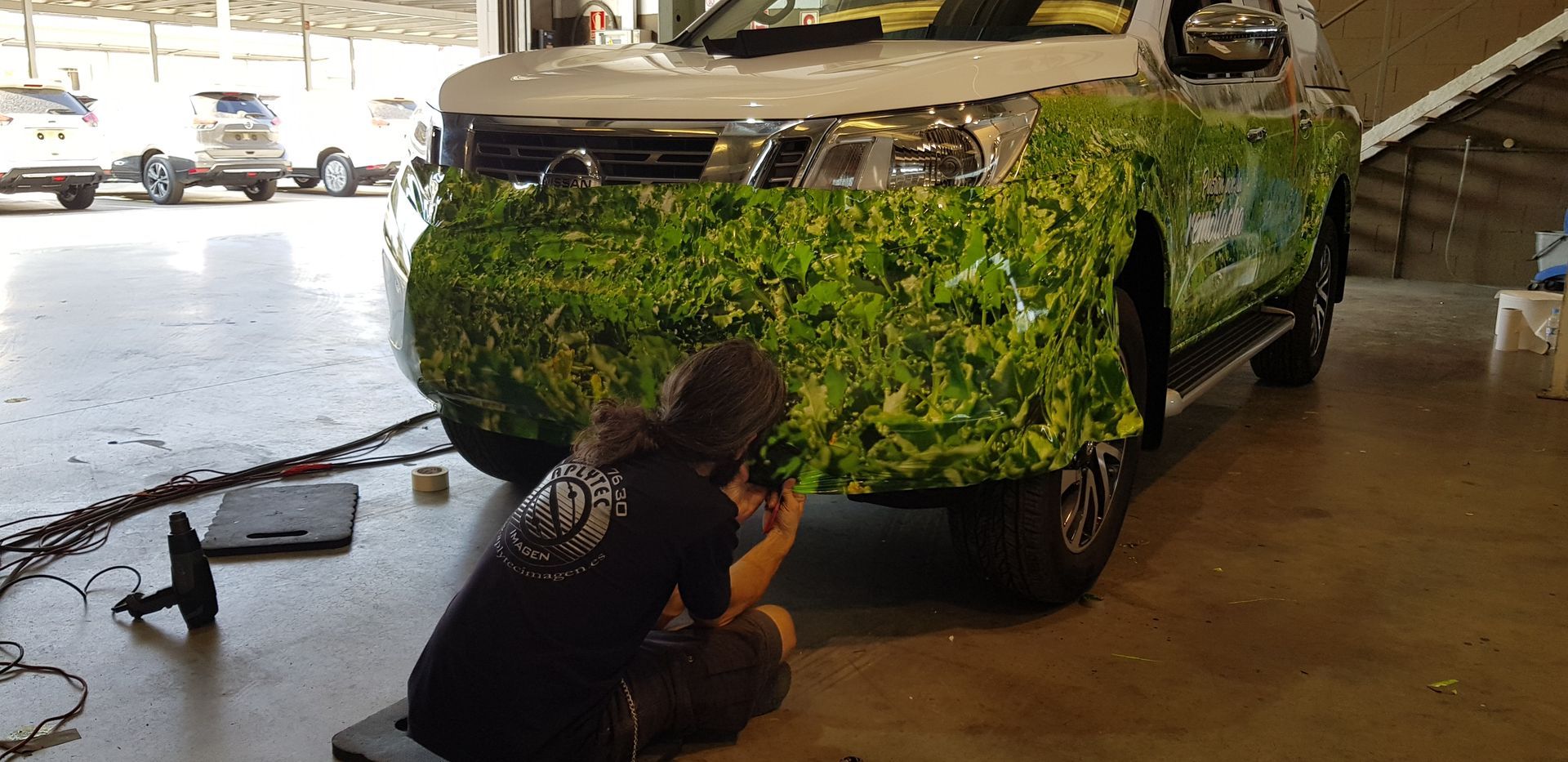 Persona pegando un vinilo
