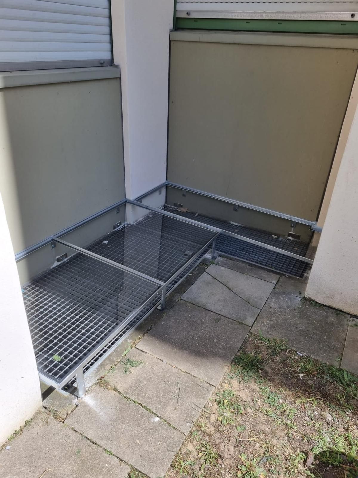 Ein Sicherheitsabsperrung aus Metall und Sicherheitsglas